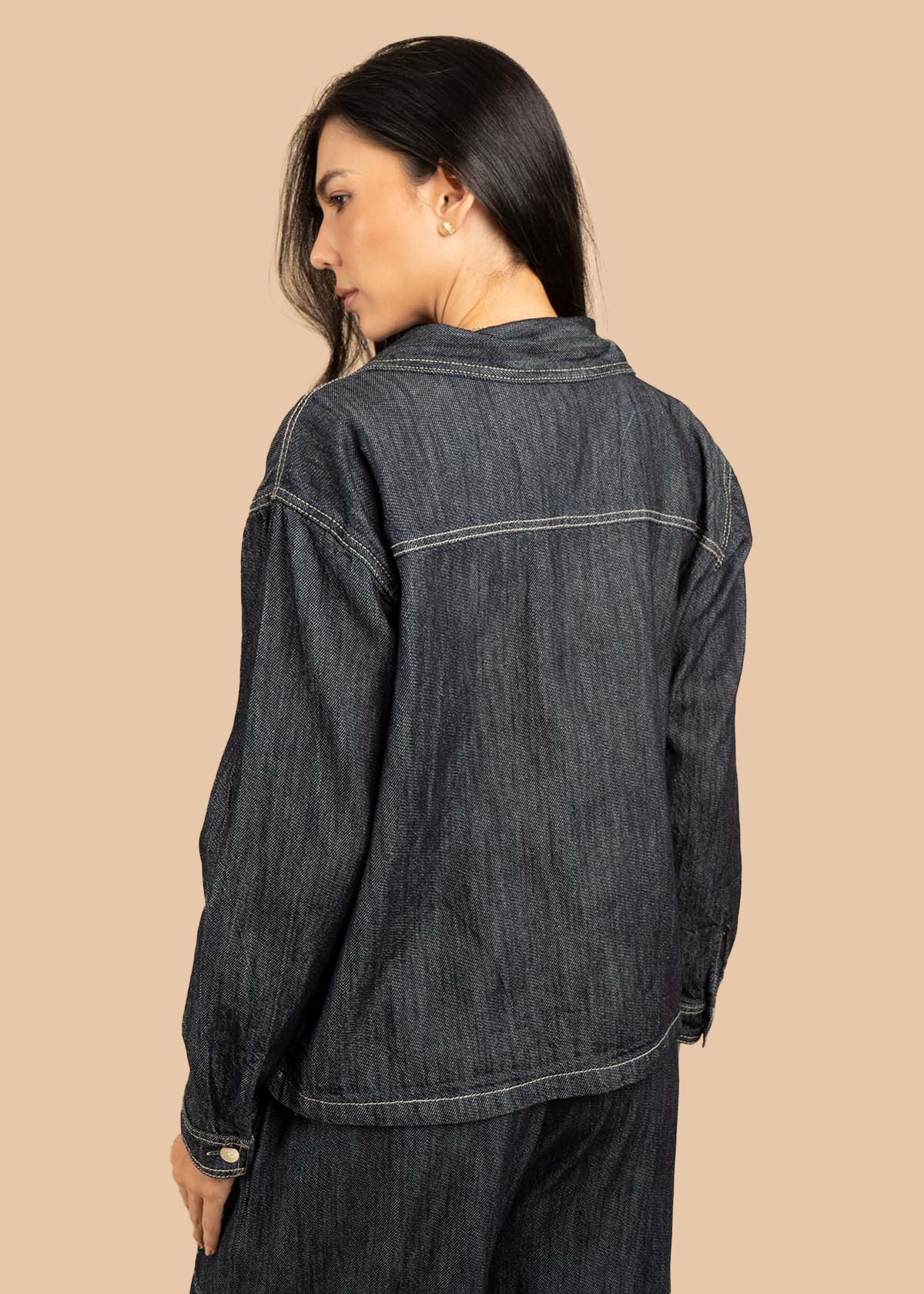 Chaqueta color azul con acabados de costura visible 106762