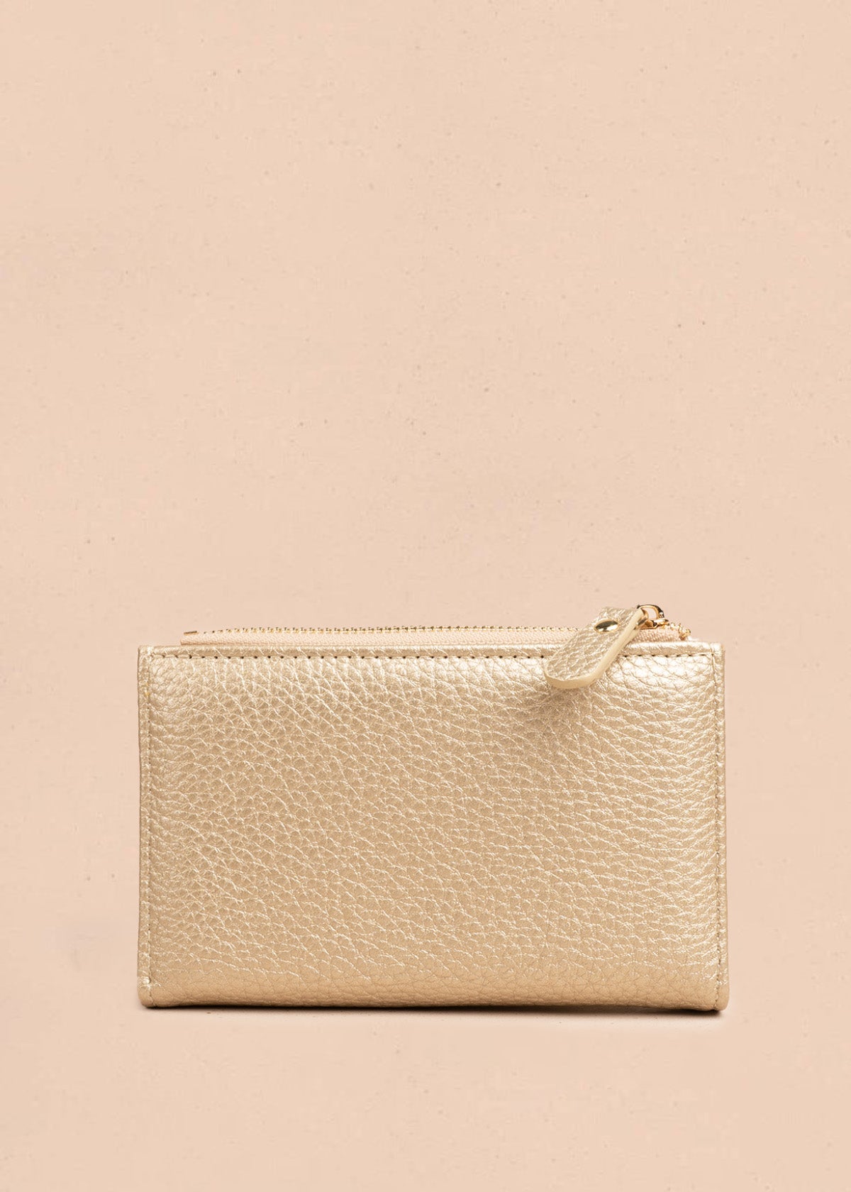Billetera grande color champaña con broche y logo dorado COSMOS 106782