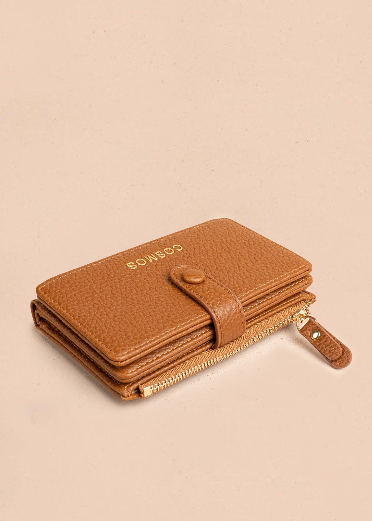 Billetera grande color miel con broche y logo dorado COSMOS 106782
