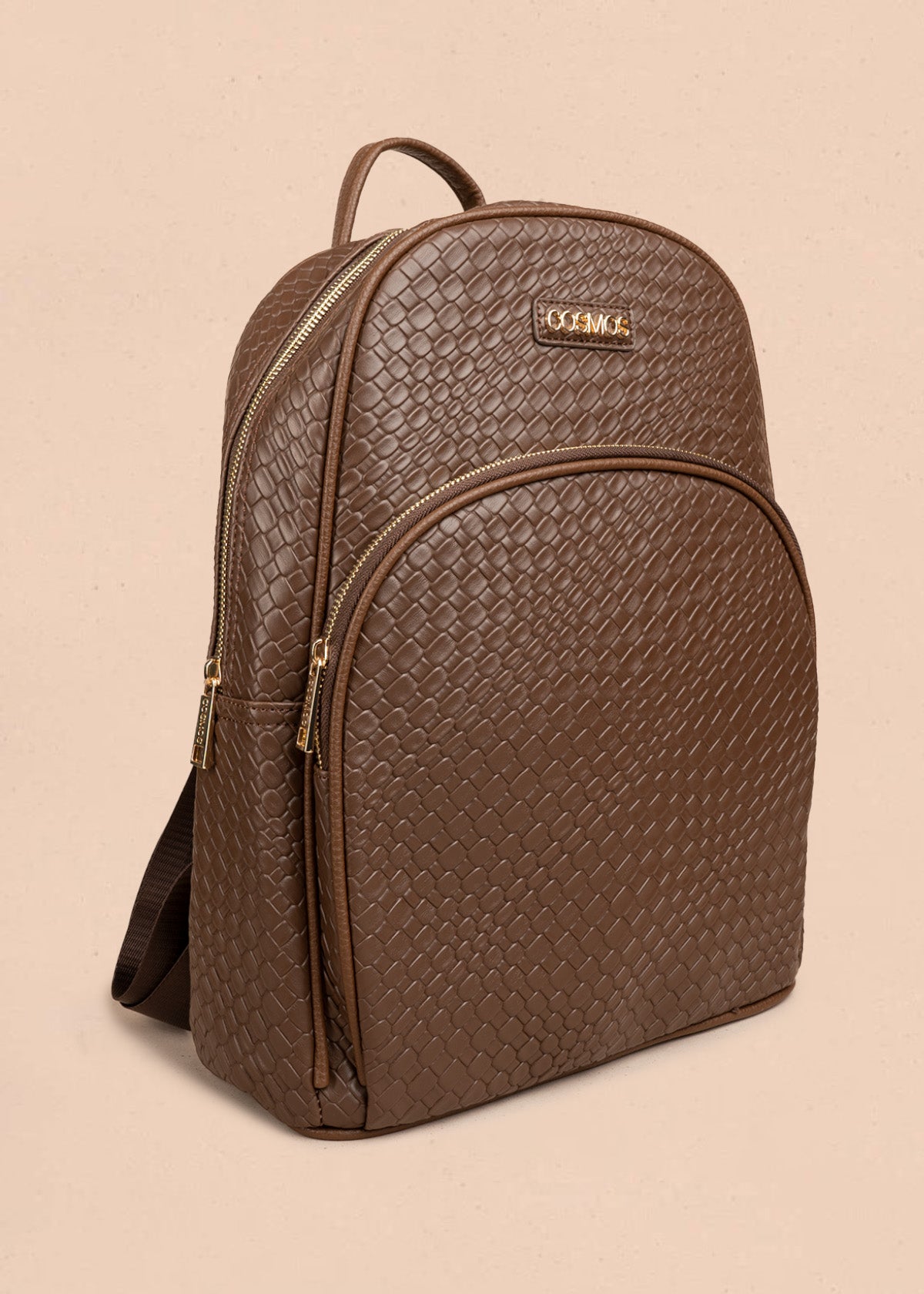 Morral color chocolate con textura croco y bolsillo frontal 106784