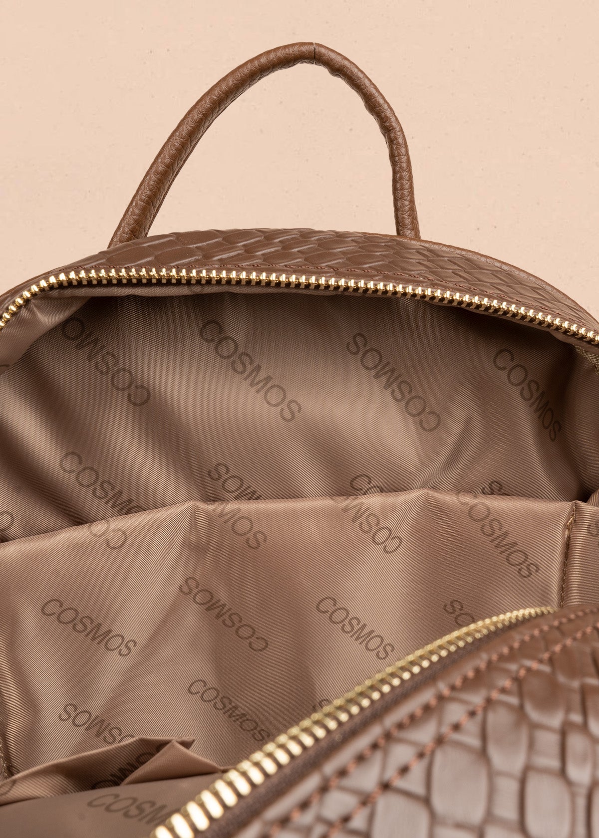 Morral color chocolate con textura croco y bolsillo frontal 106784
