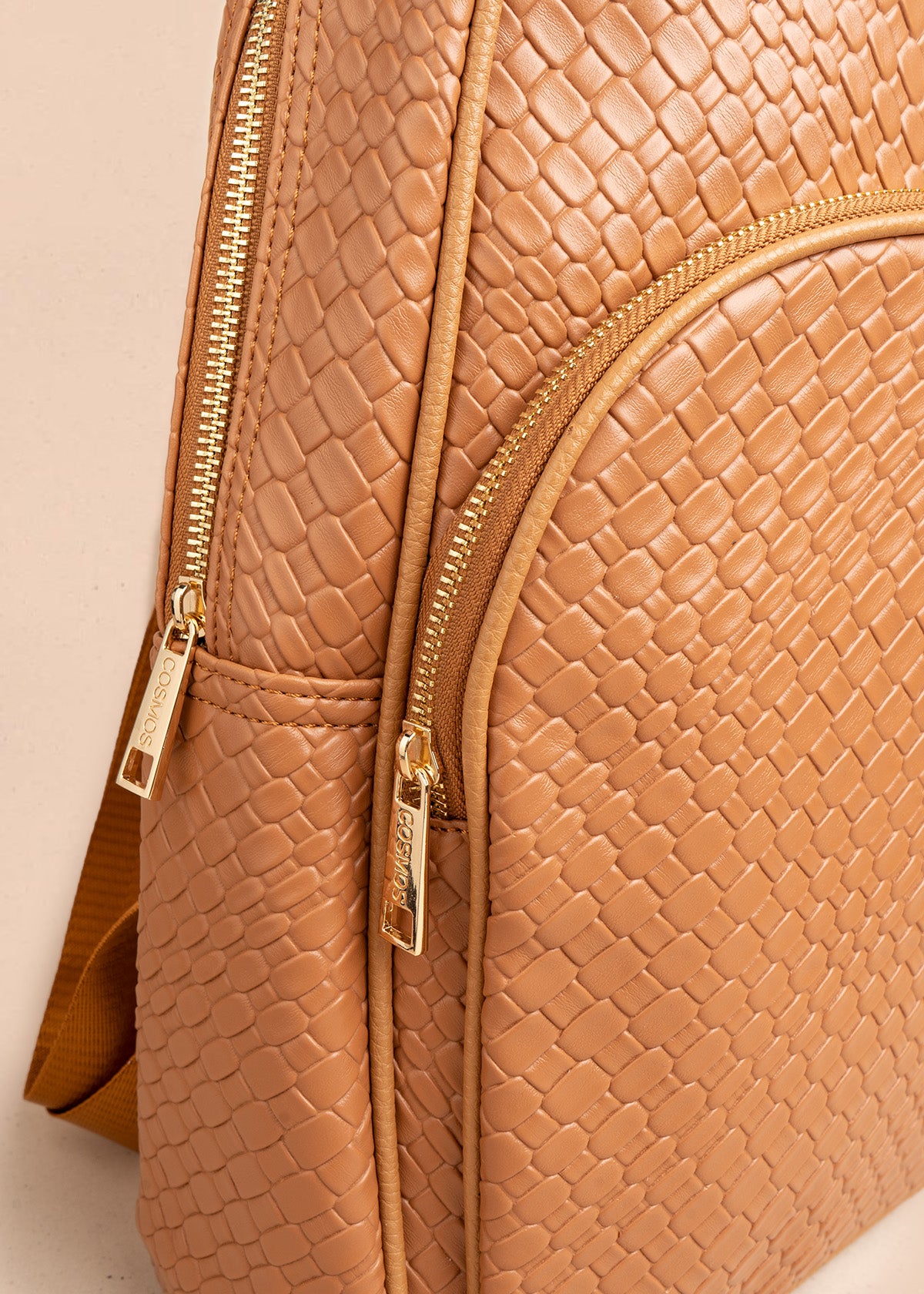 Morral color miel con textura croco y bolsillo frontal 106784