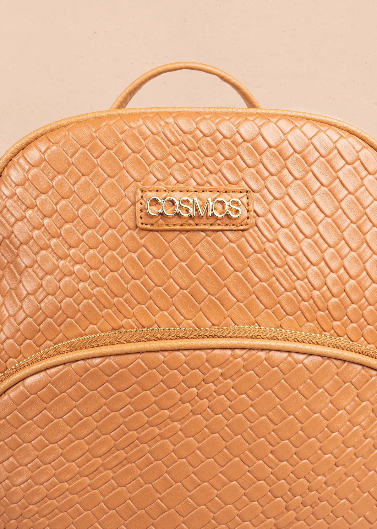 Morral color miel con textura croco y bolsillo frontal 106784