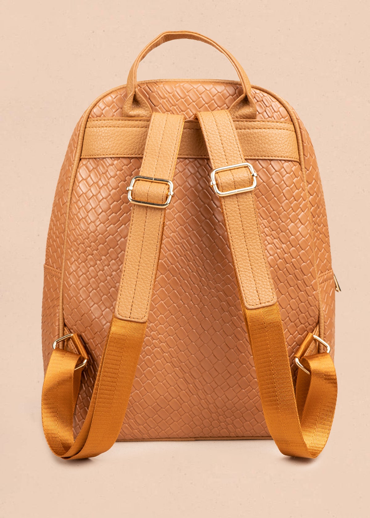 Morral color miel con textura croco y bolsillo frontal 106784