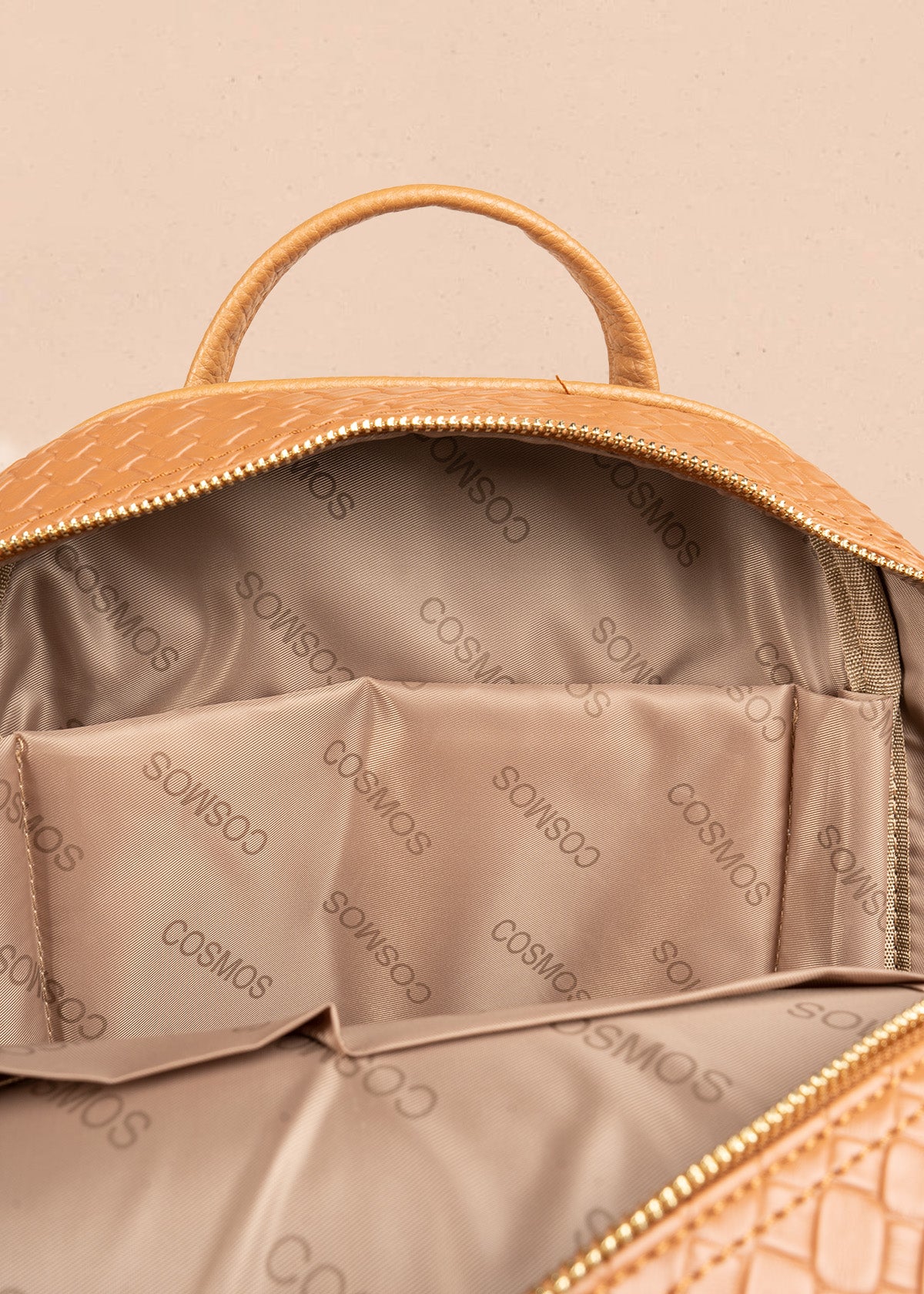 Morral color miel con textura croco y bolsillo frontal 106784