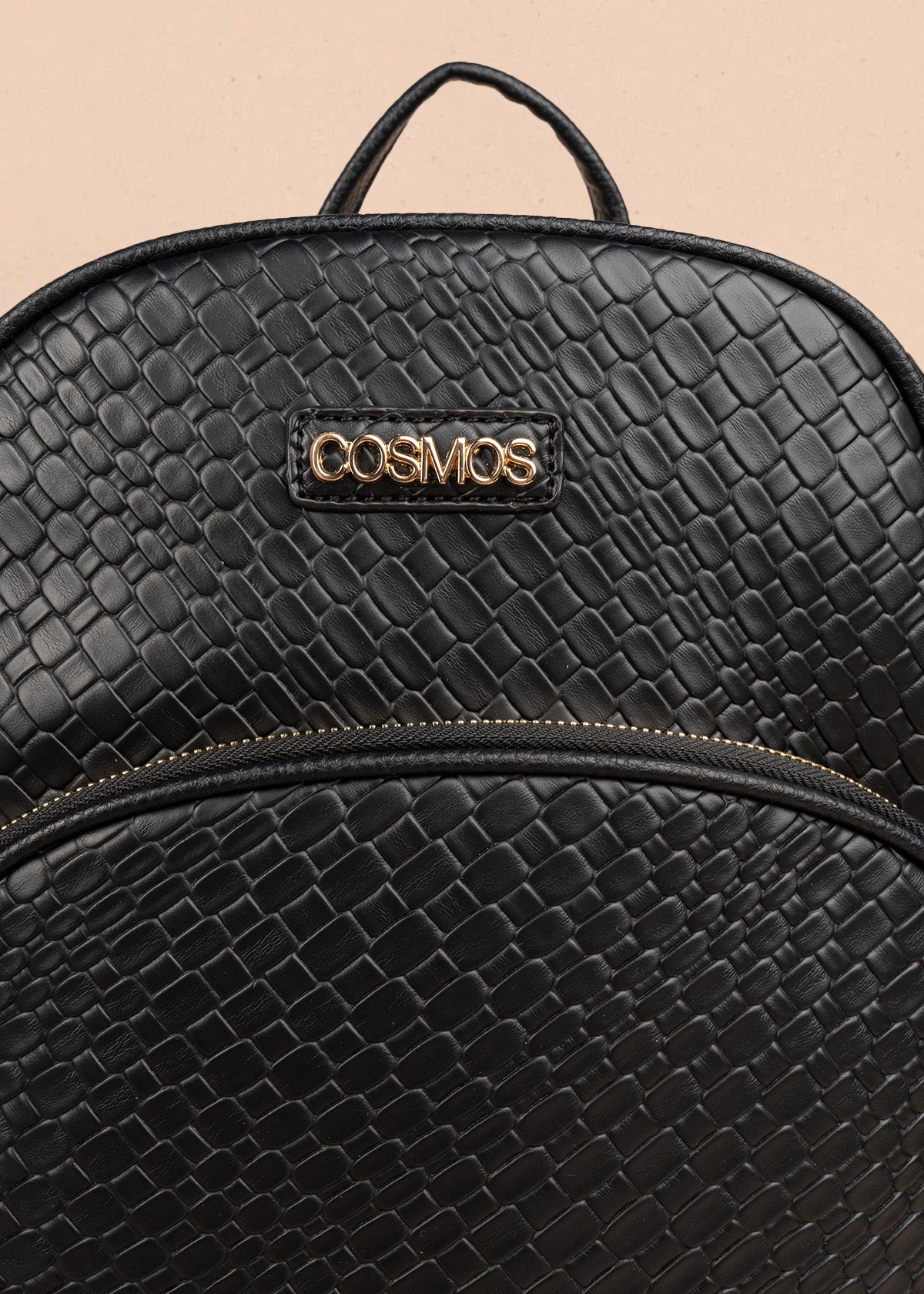 Morral color negro con textura croco y bolsillo frontal 106784