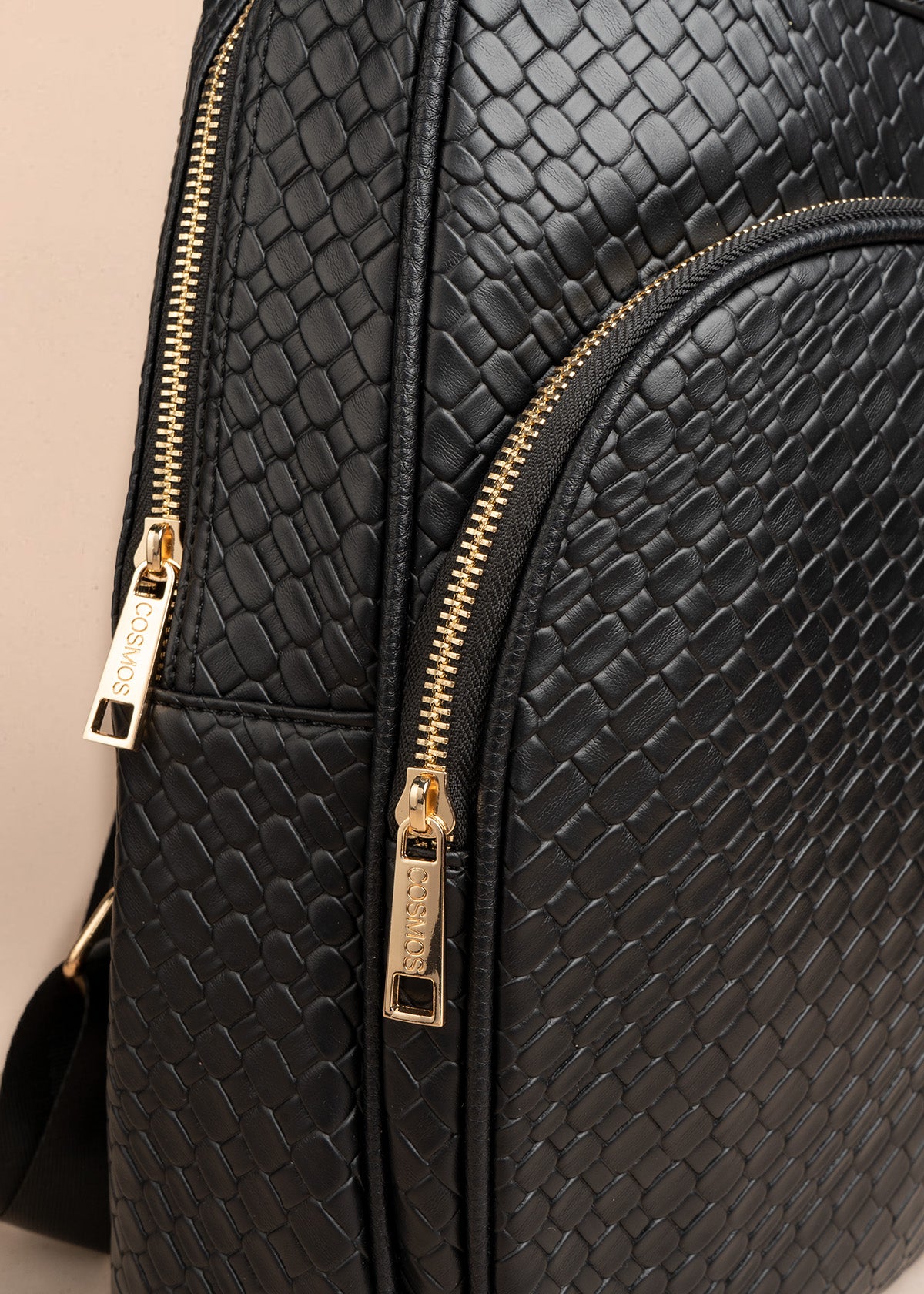 Morral color negro con textura croco y bolsillo frontal 106784