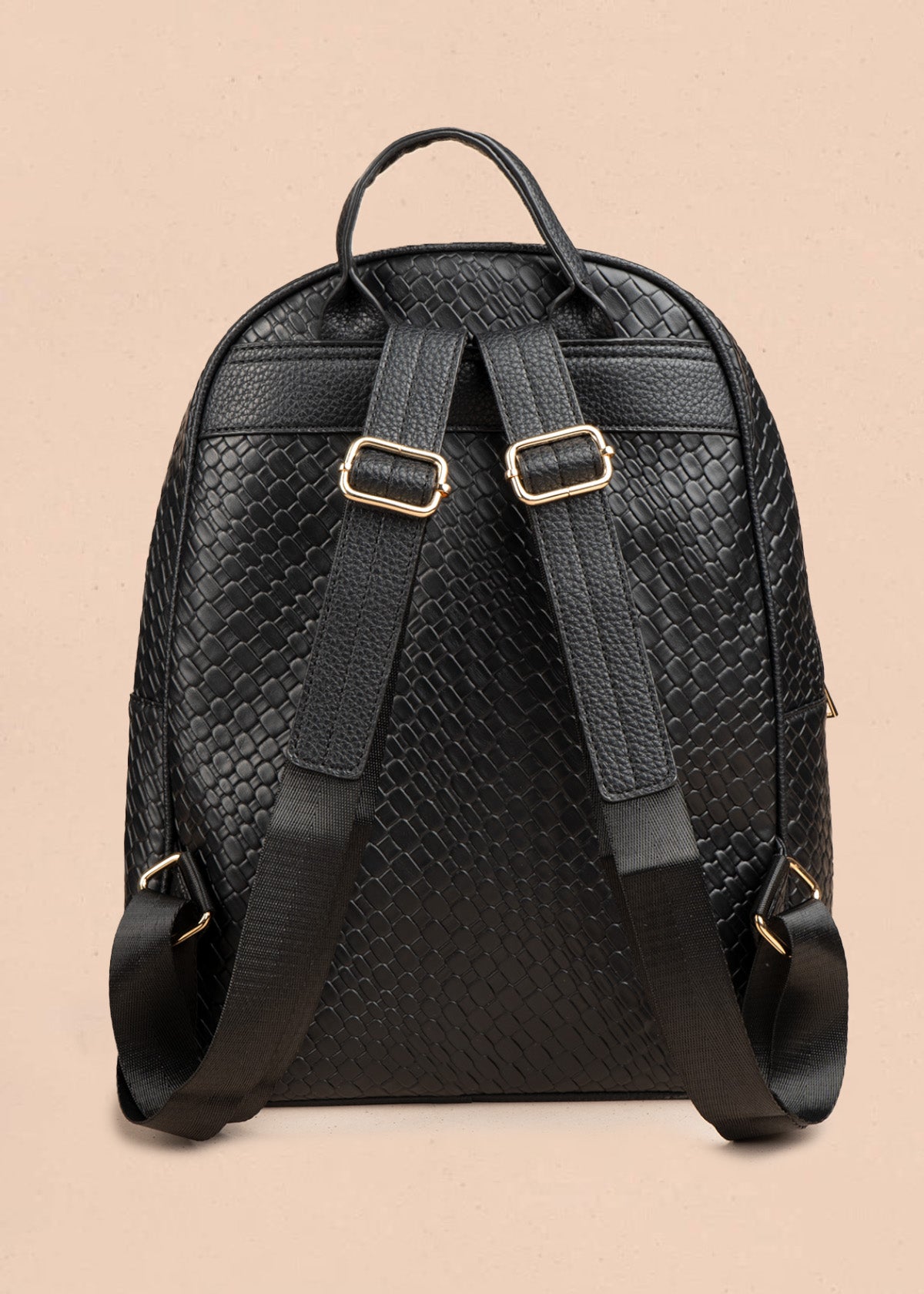 Morral color negro con textura croco y bolsillo frontal 106784