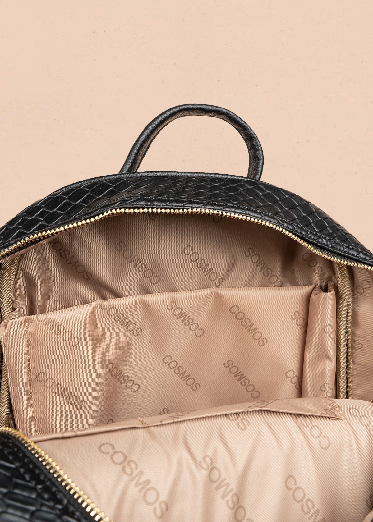 Morral color negro con textura croco y bolsillo frontal 106784