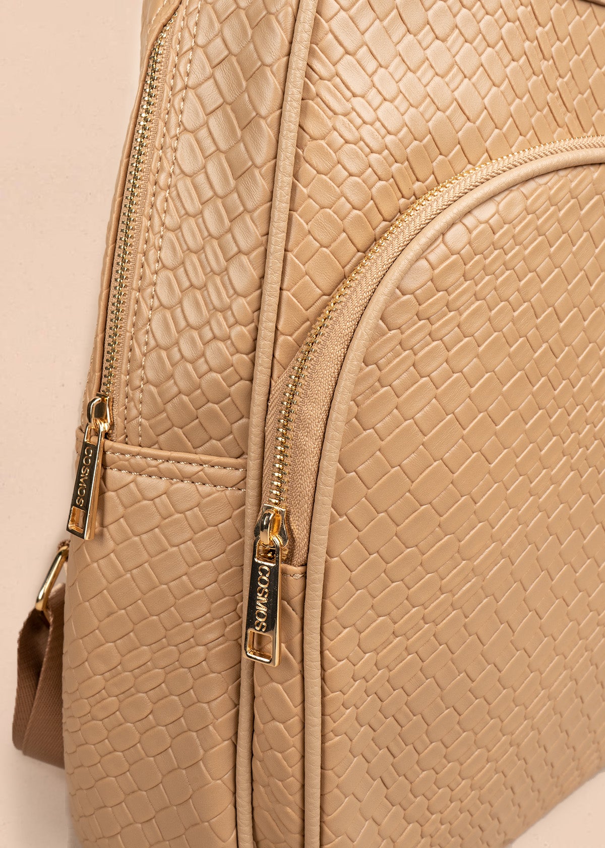 Morral color taupe con textura croco y bolsillo frontal 106784