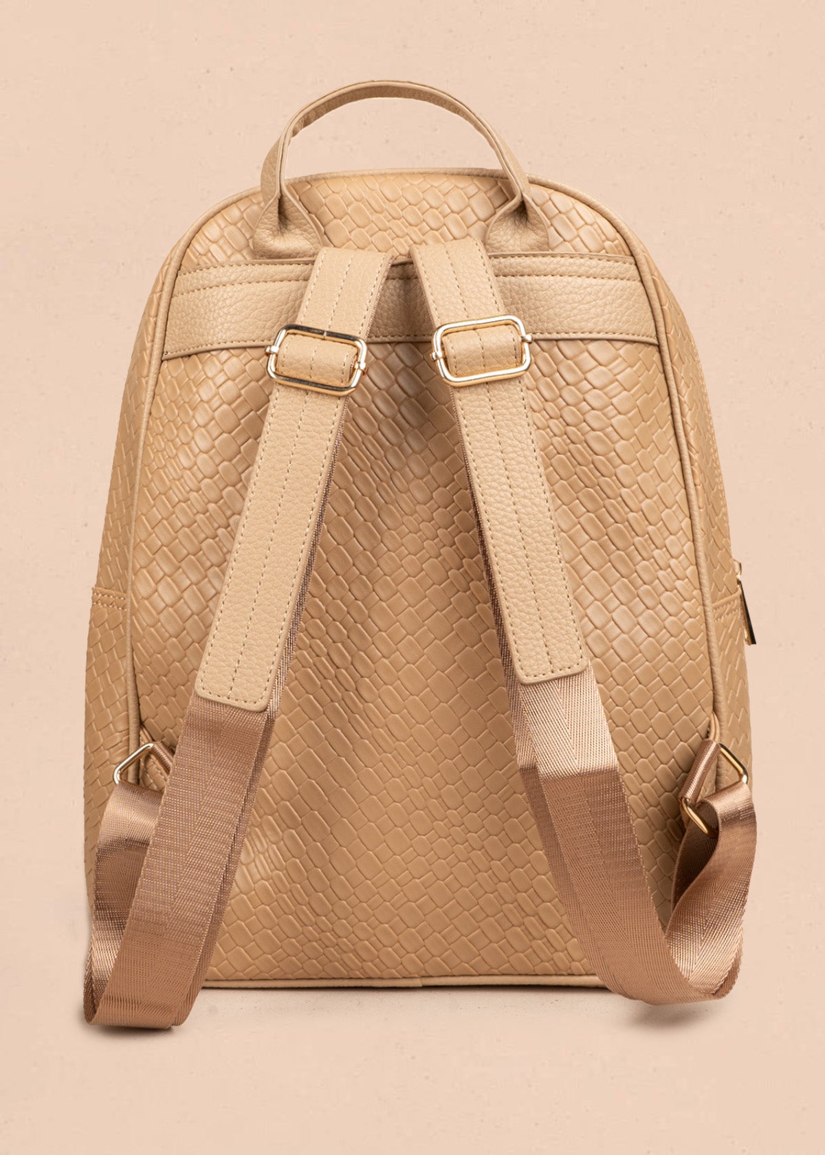 Morral color taupe con textura croco y bolsillo frontal 106784