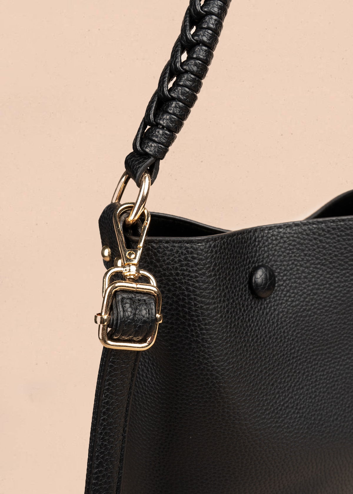 Bolso tipo cartera color negro 106786