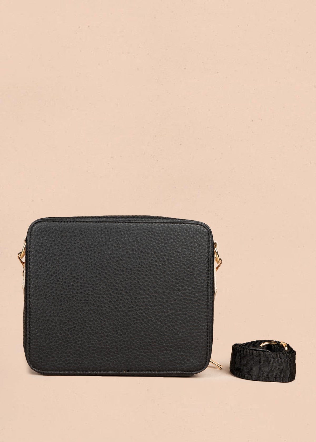 Bolso manos libres color negro texturizado 106787