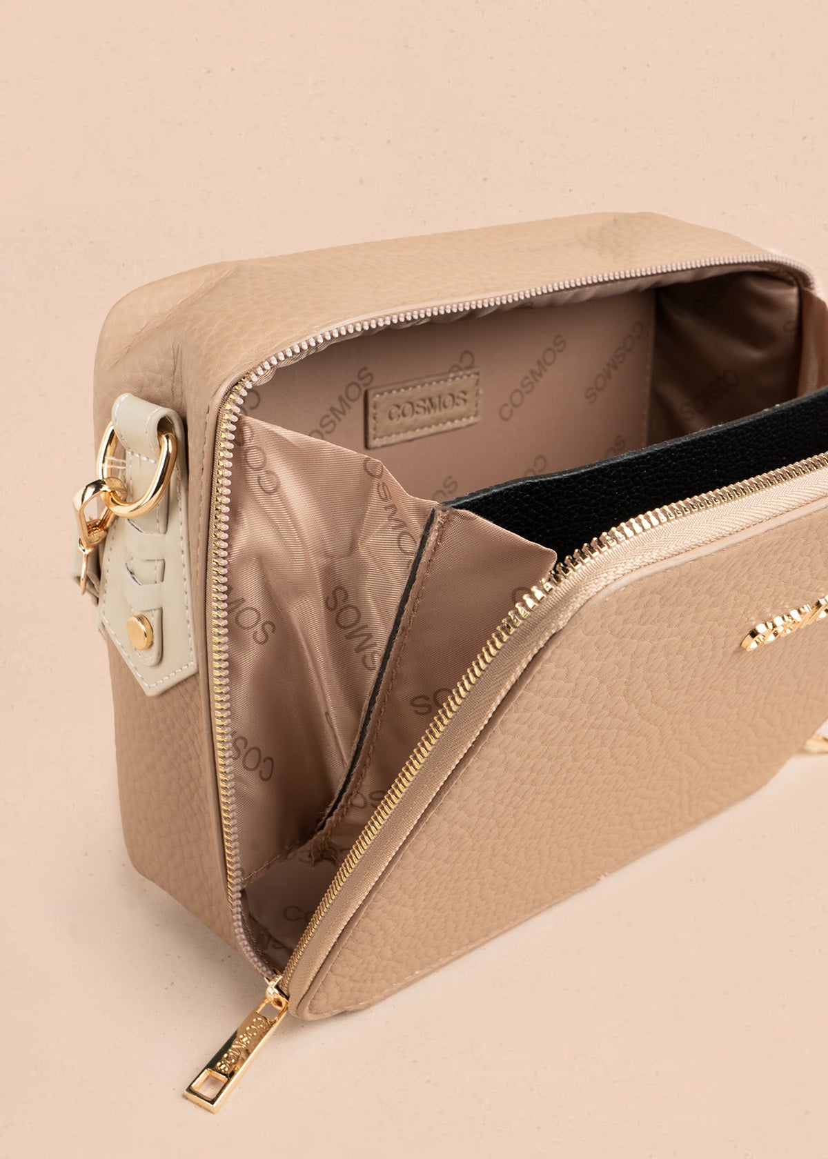 Bolso manos libres color taupe texturizado 106787