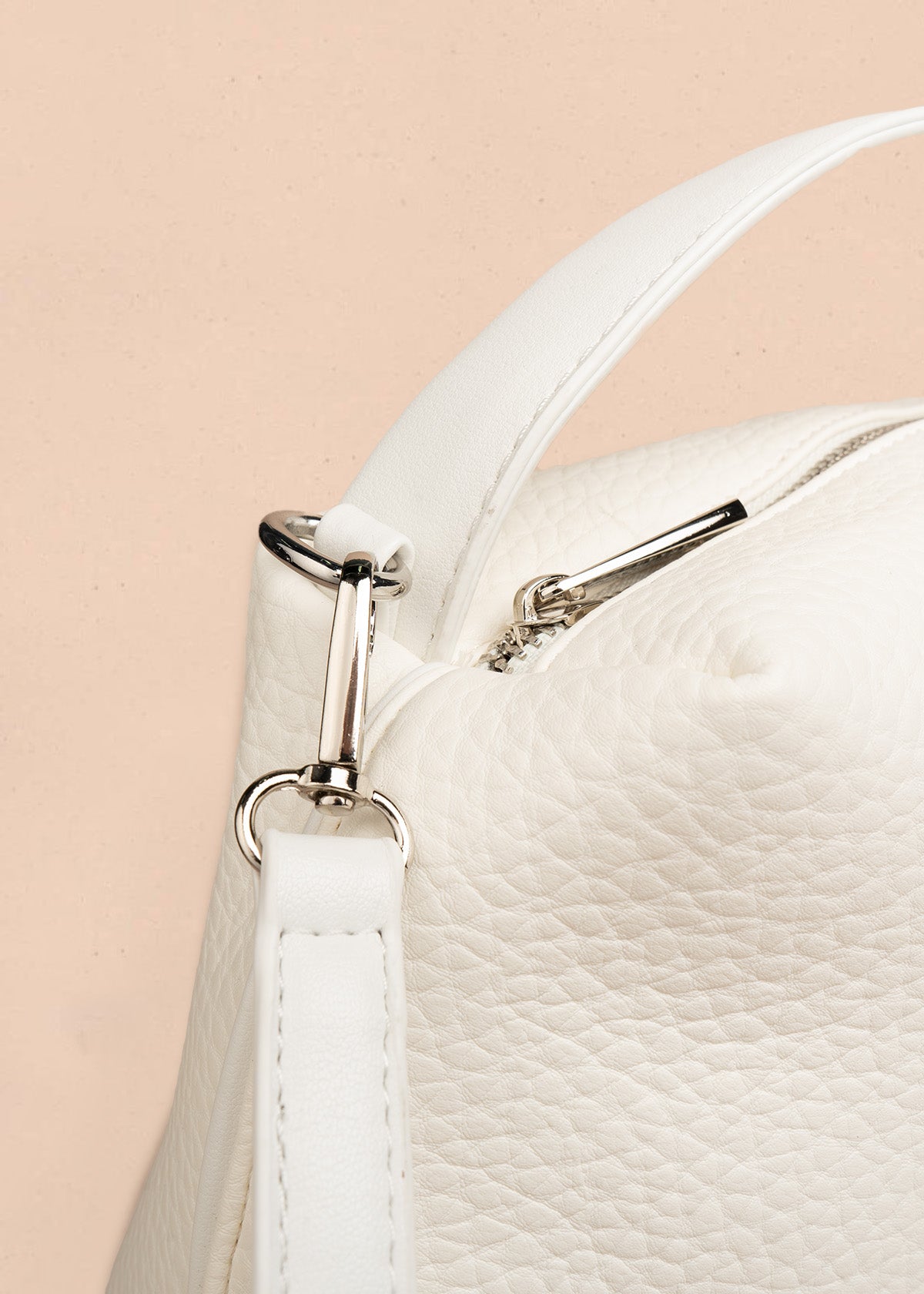Bolso manos libres color blanco con texturizado 106788