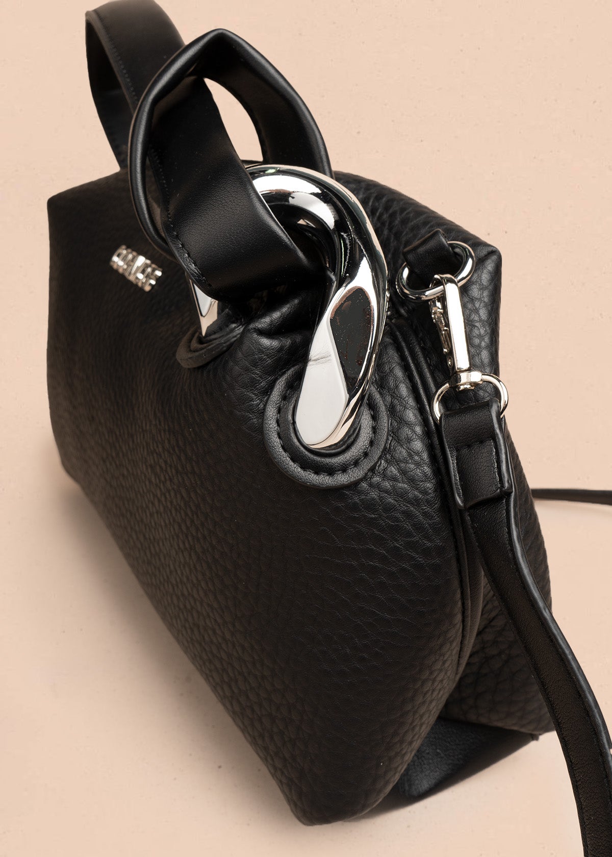 Bolso manos libres color negro con texturizado 106788