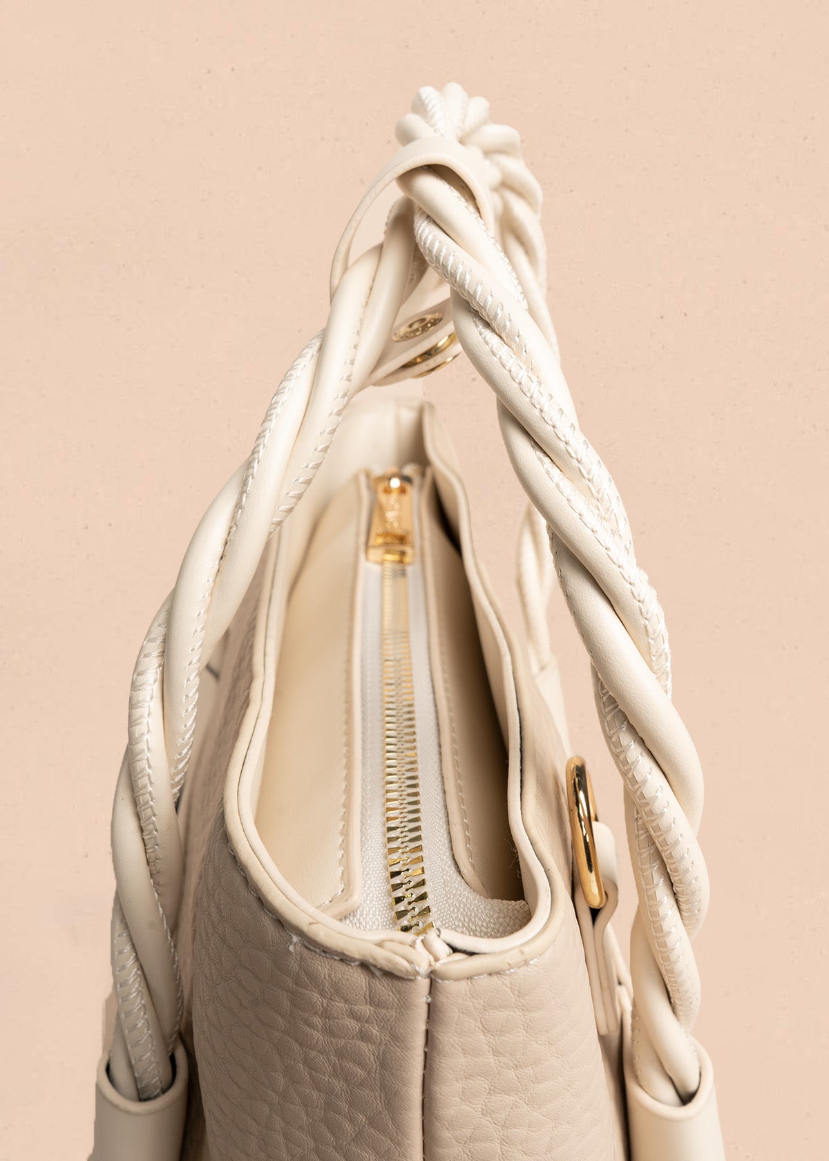 Bolso manos libres color taupe con asas trenzadas 106789