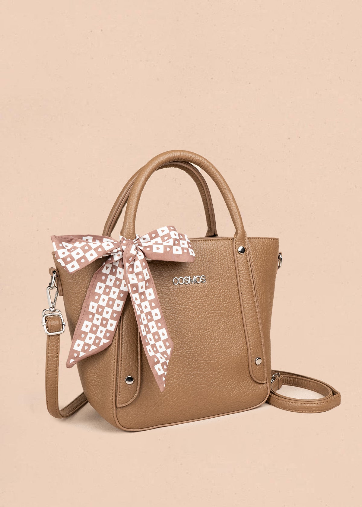 Bolso texturizado con remaches plateados color café 106791