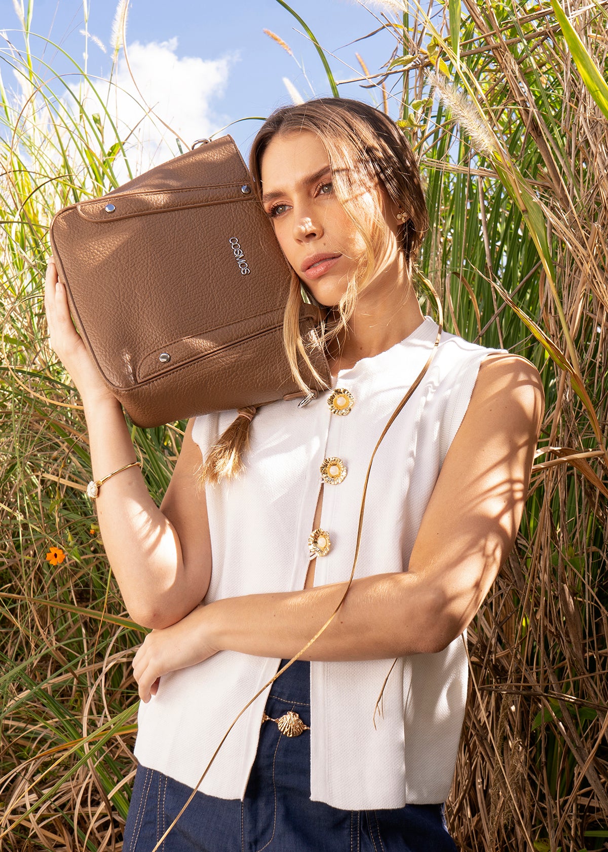 Bolso texturizado con remaches plateados color café 106791
