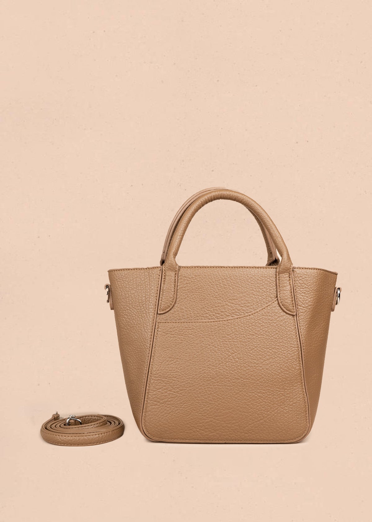 Bolso texturizado con remaches plateados color café 106791