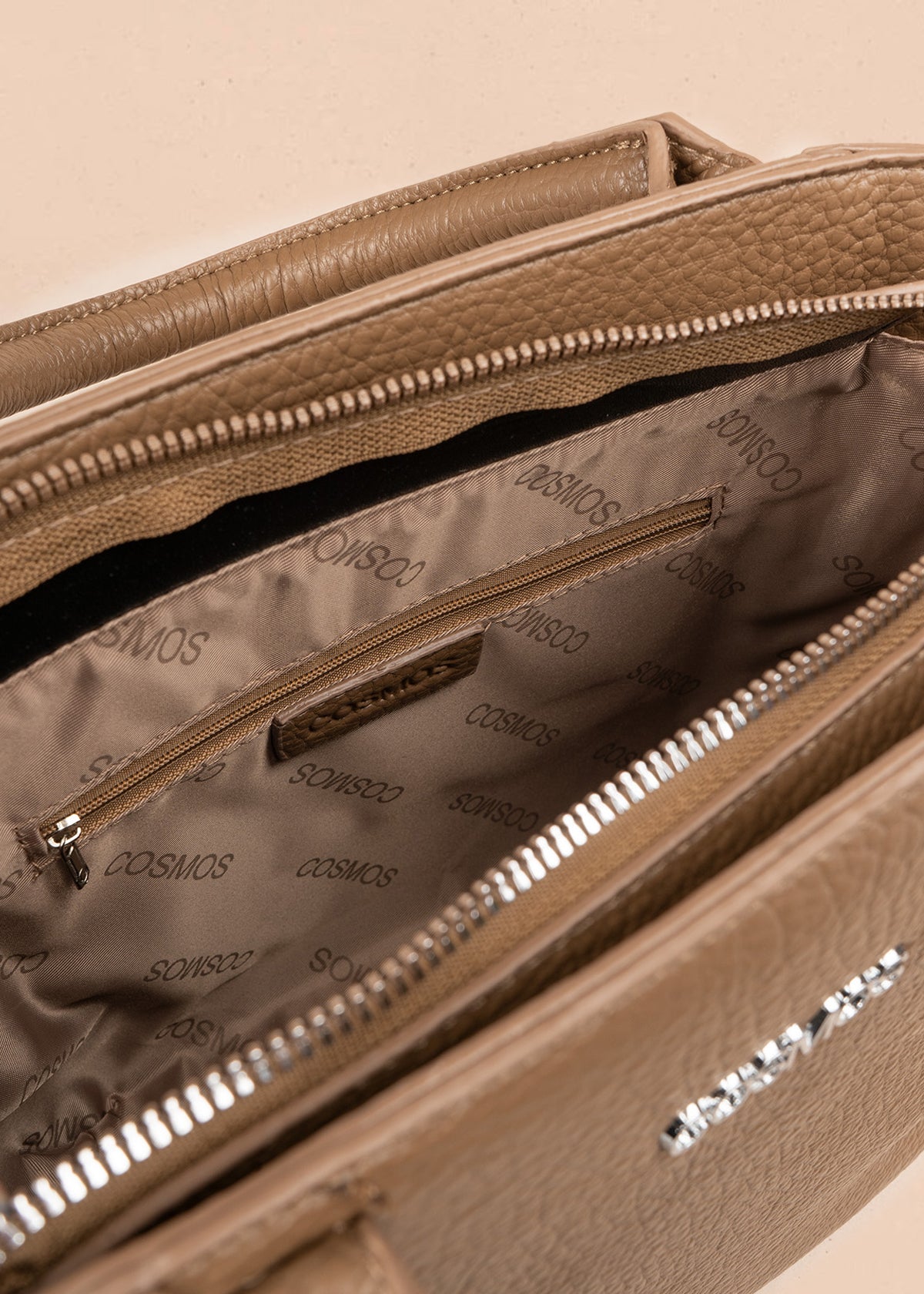 Bolso texturizado con remaches plateados color café 106791