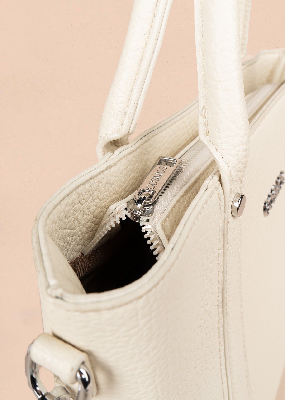 Bolso texturizado con remaches plateados color crema 106791