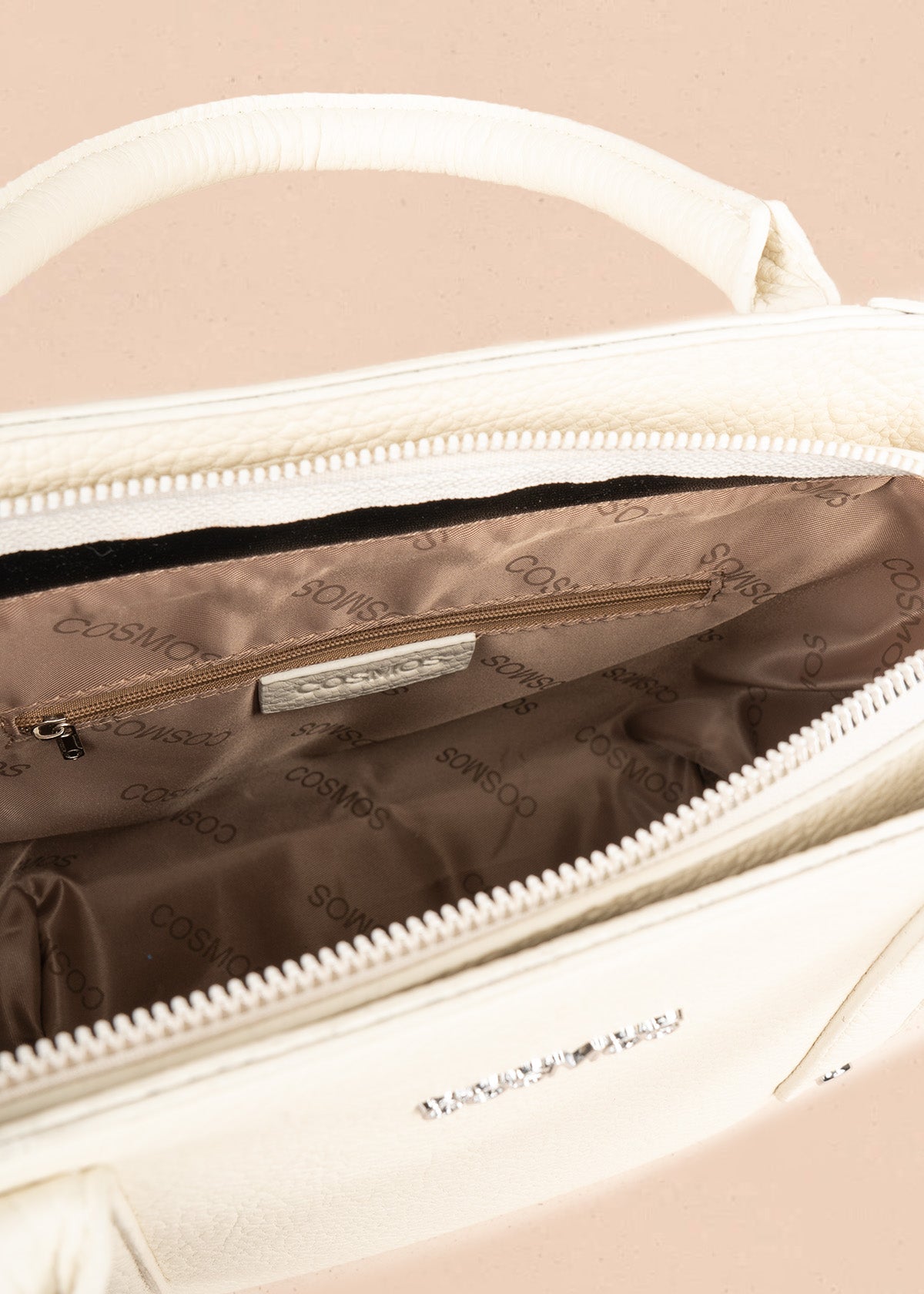 Bolso texturizado con remaches plateados color crema 106791