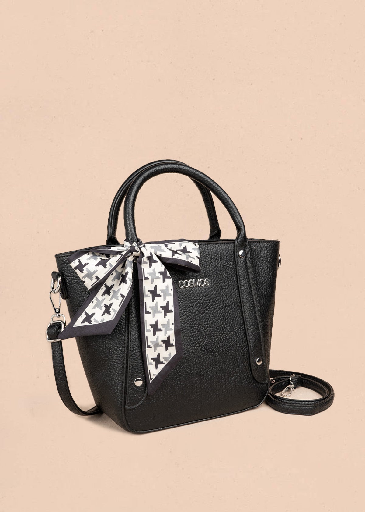 Bolso texturizado con remaches plateados color negro 106791