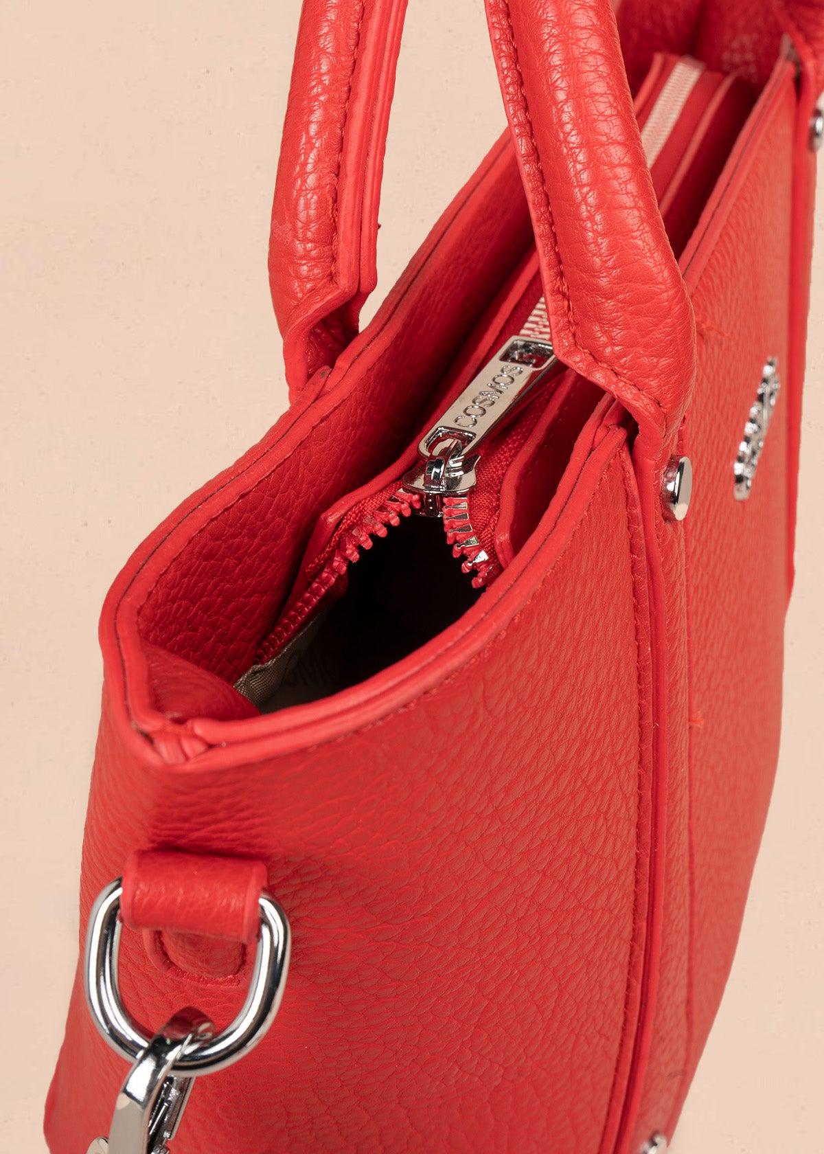 Bolso texturizado con remaches plateados color rojo 106791