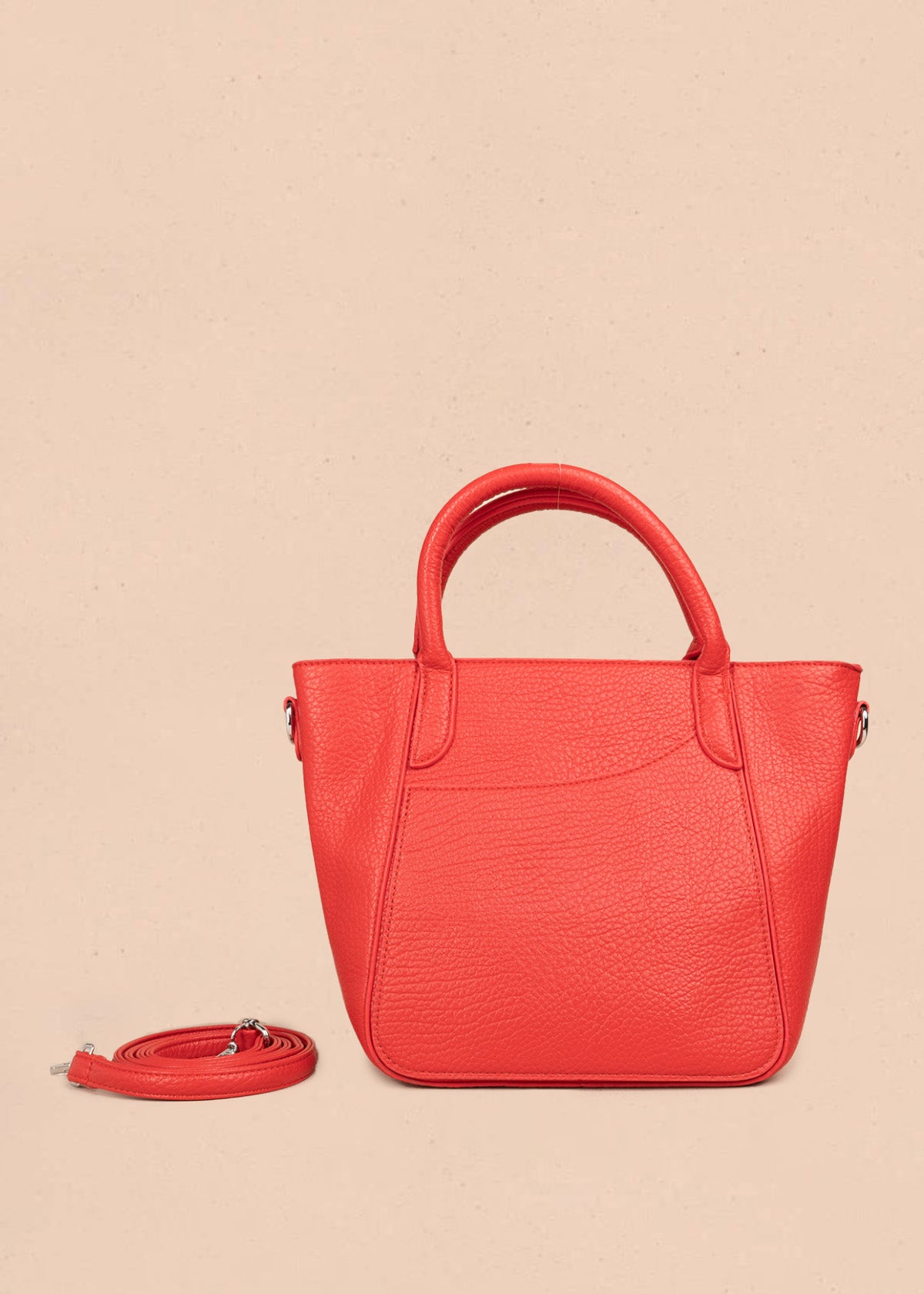 Bolso texturizado con remaches plateados color rojo 106791
