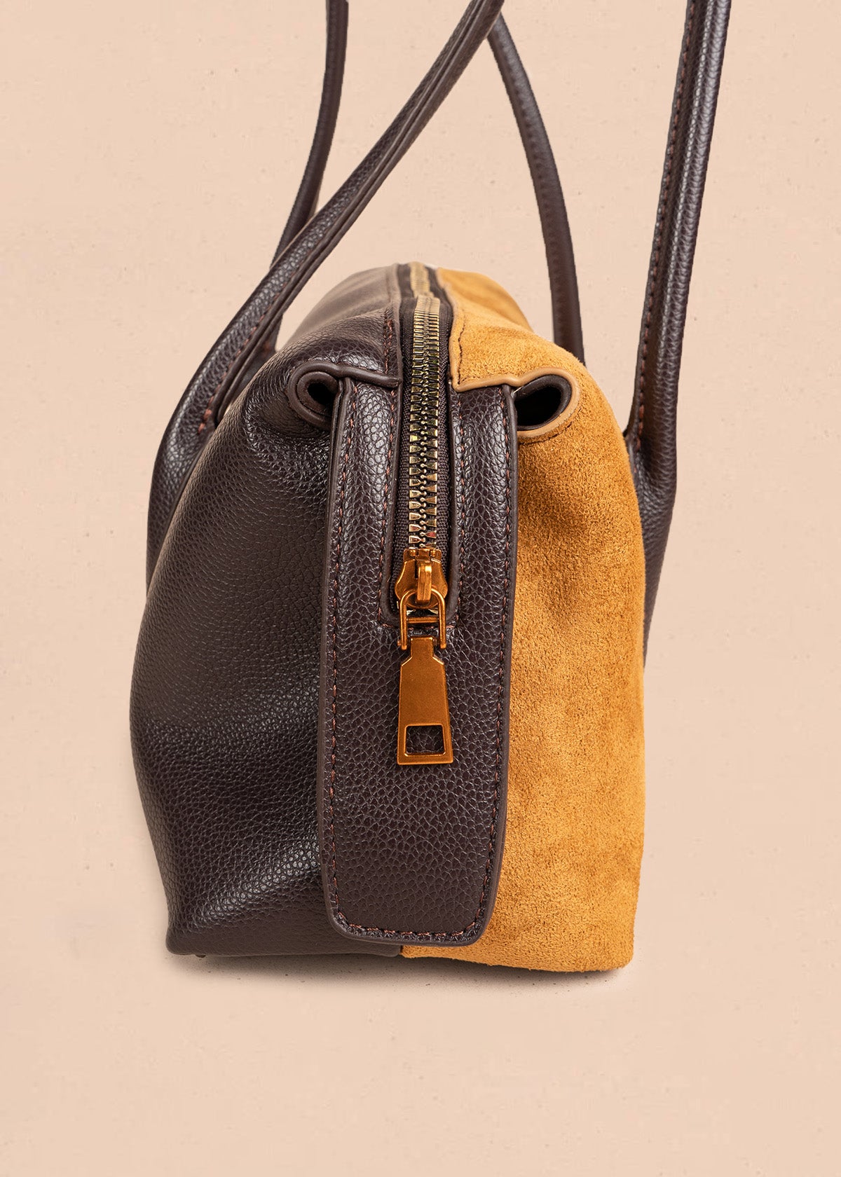 Bolso tipo cartera color miel silueta tubular 106792