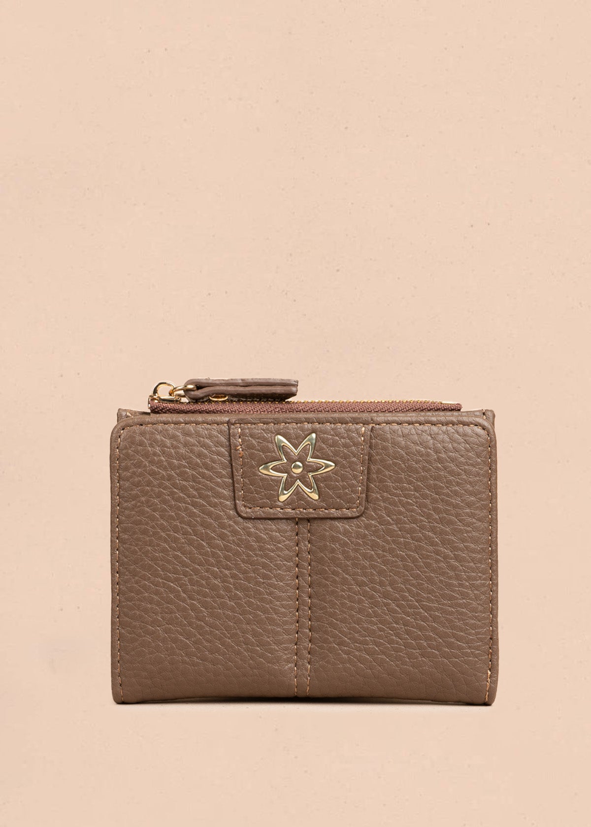 Billetera compacta para mujer color chocolate con cierre y broche floral 106794