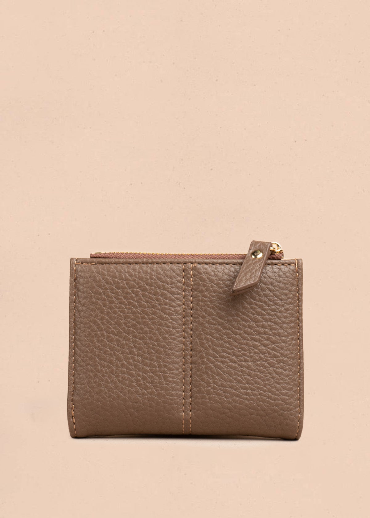 Billetera compacta para mujer color chocolate con cierre y broche floral 106794