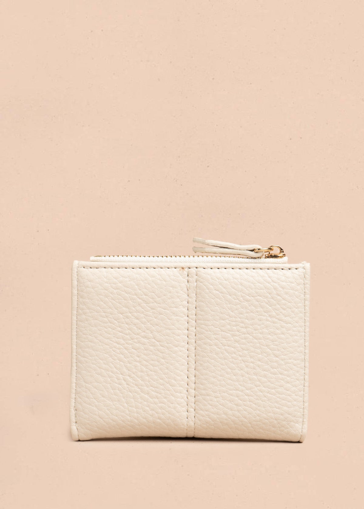 Billetera compacta para mujer color crema con cierre y broche floral 106794