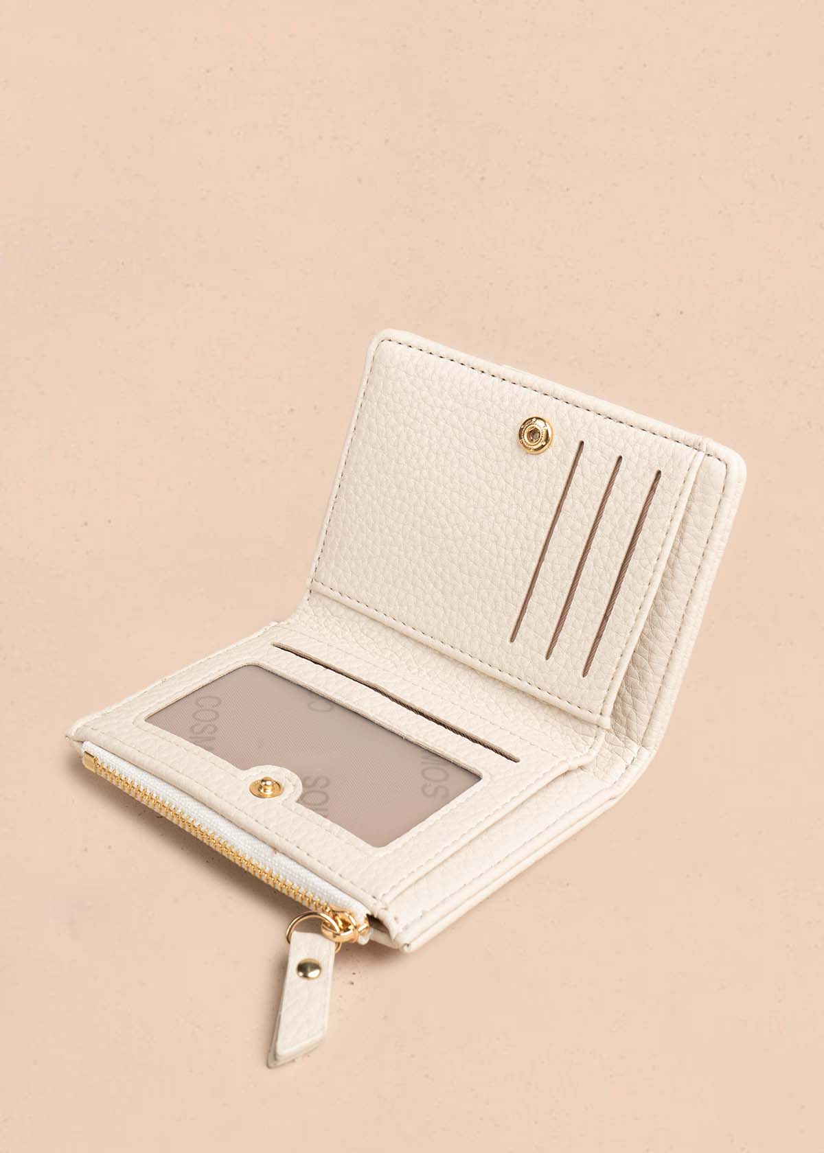 Billetera compacta para mujer color crema con cierre y broche floral 106794