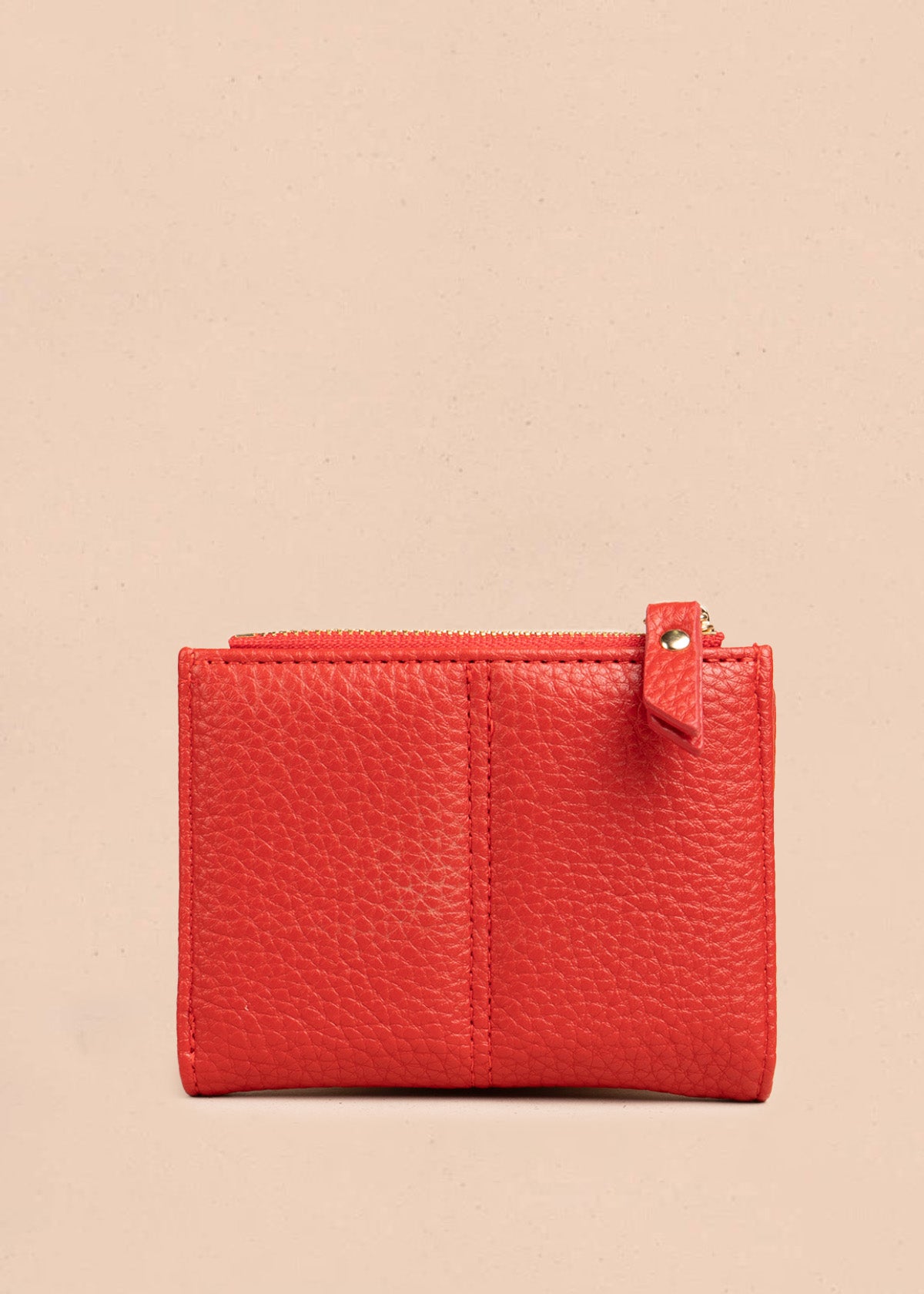 Billetera compacta para mujer color rojo con cierre y broche floral 106794