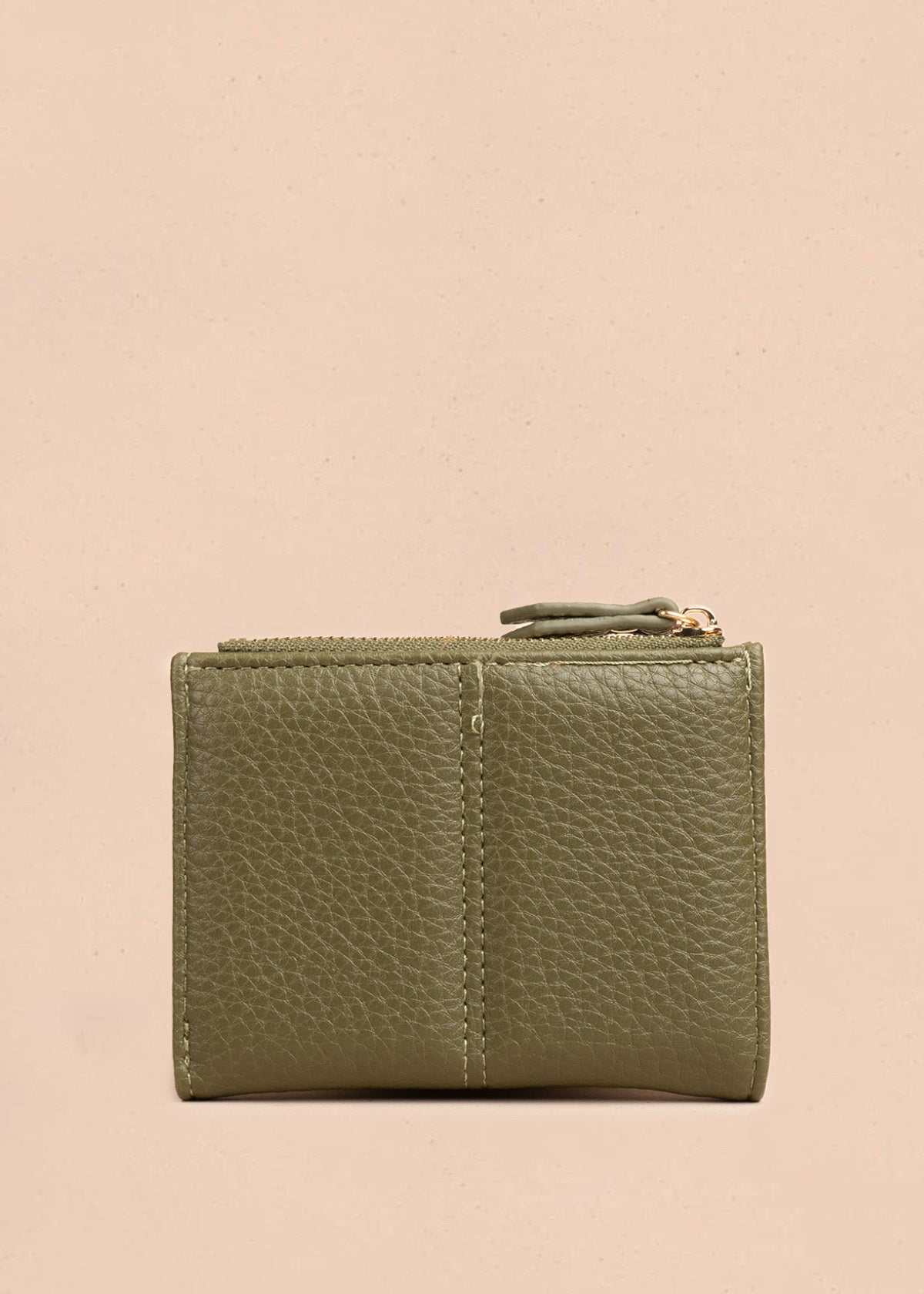 Billetera compacta para mujer color verde con cierre y broche floral 106794