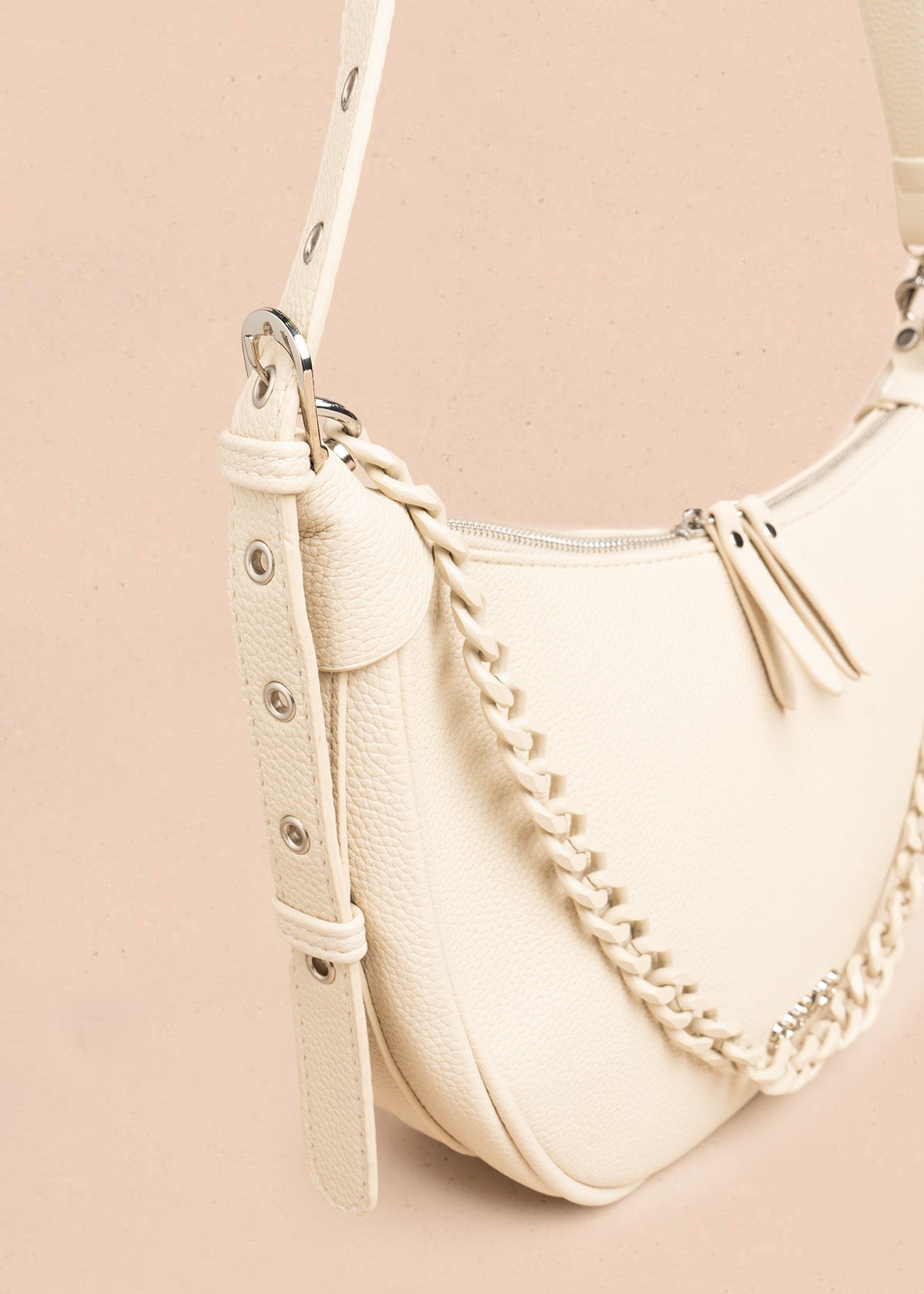 Bolso manos libres color beige con cadena decorativa 106795