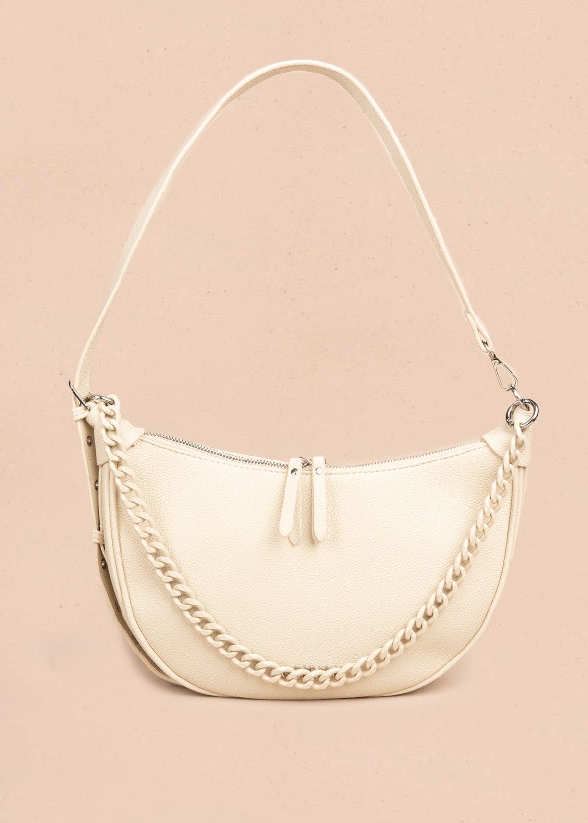Bolso manos libres color beige con cadena decorativa 106795