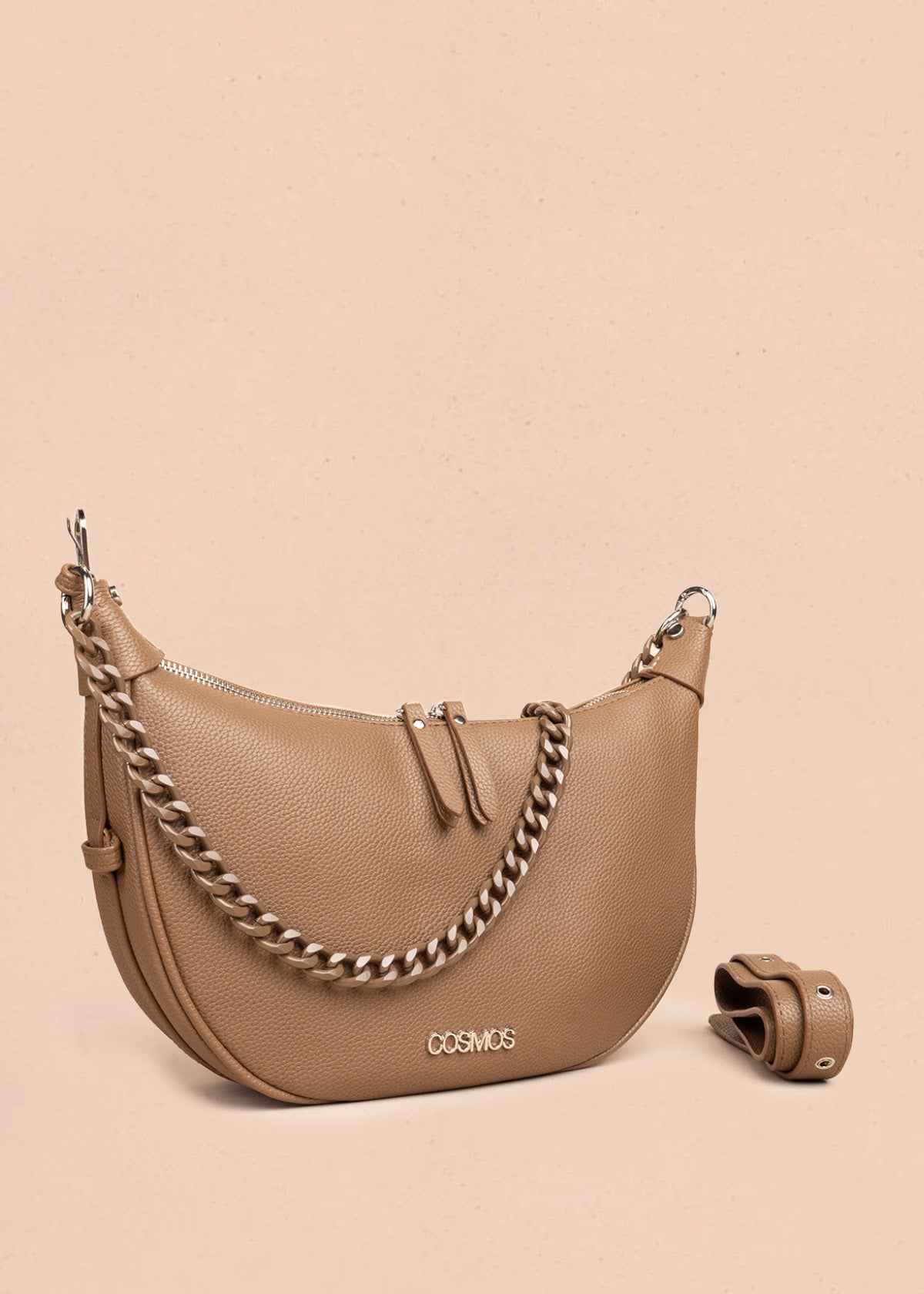Bolso manos libres color café con cadena decorativa 106795