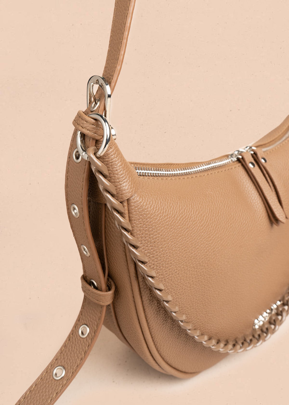 Bolso manos libres color café con cadena decorativa 106795