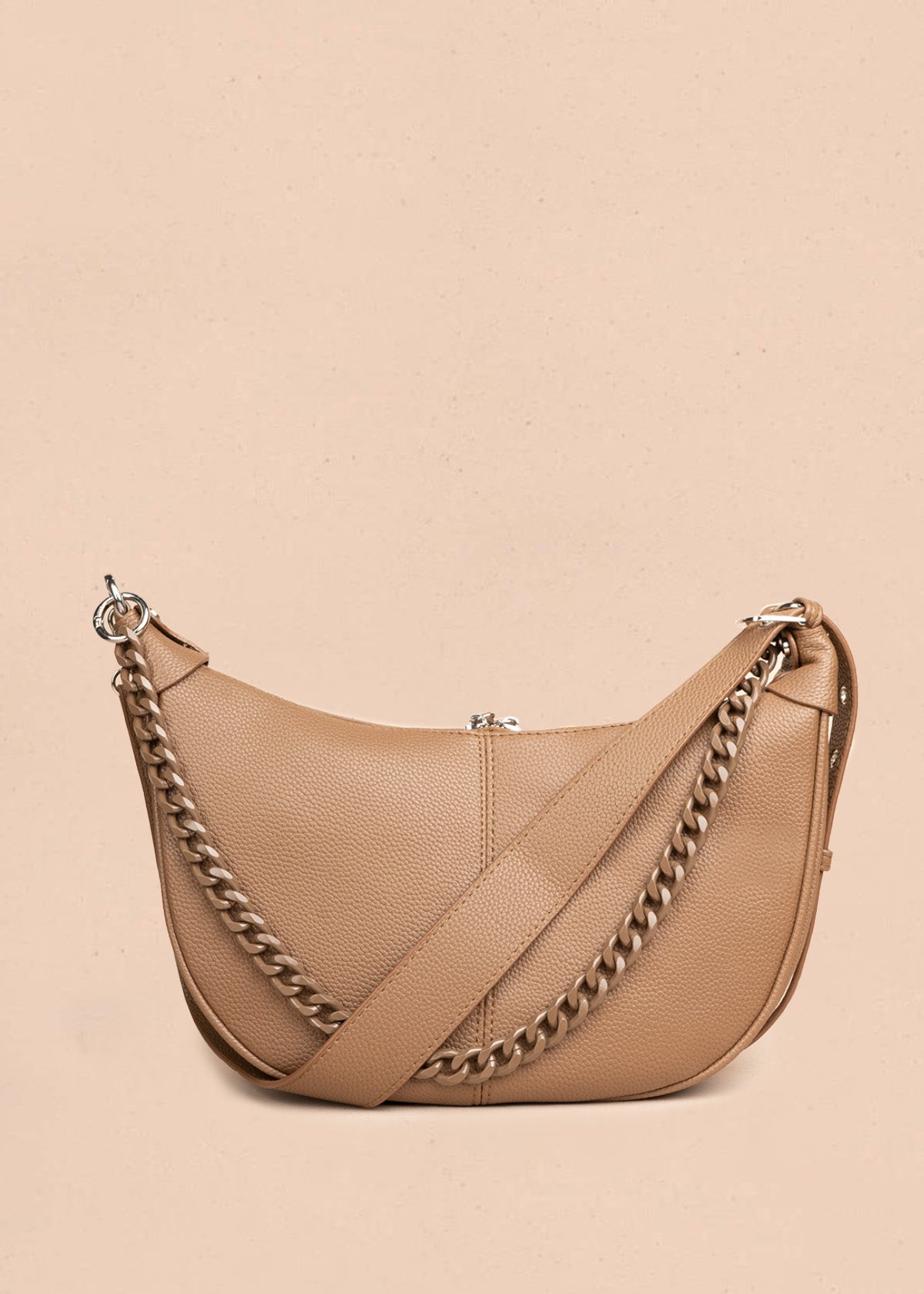Bolso manos libres color café con cadena decorativa 106795