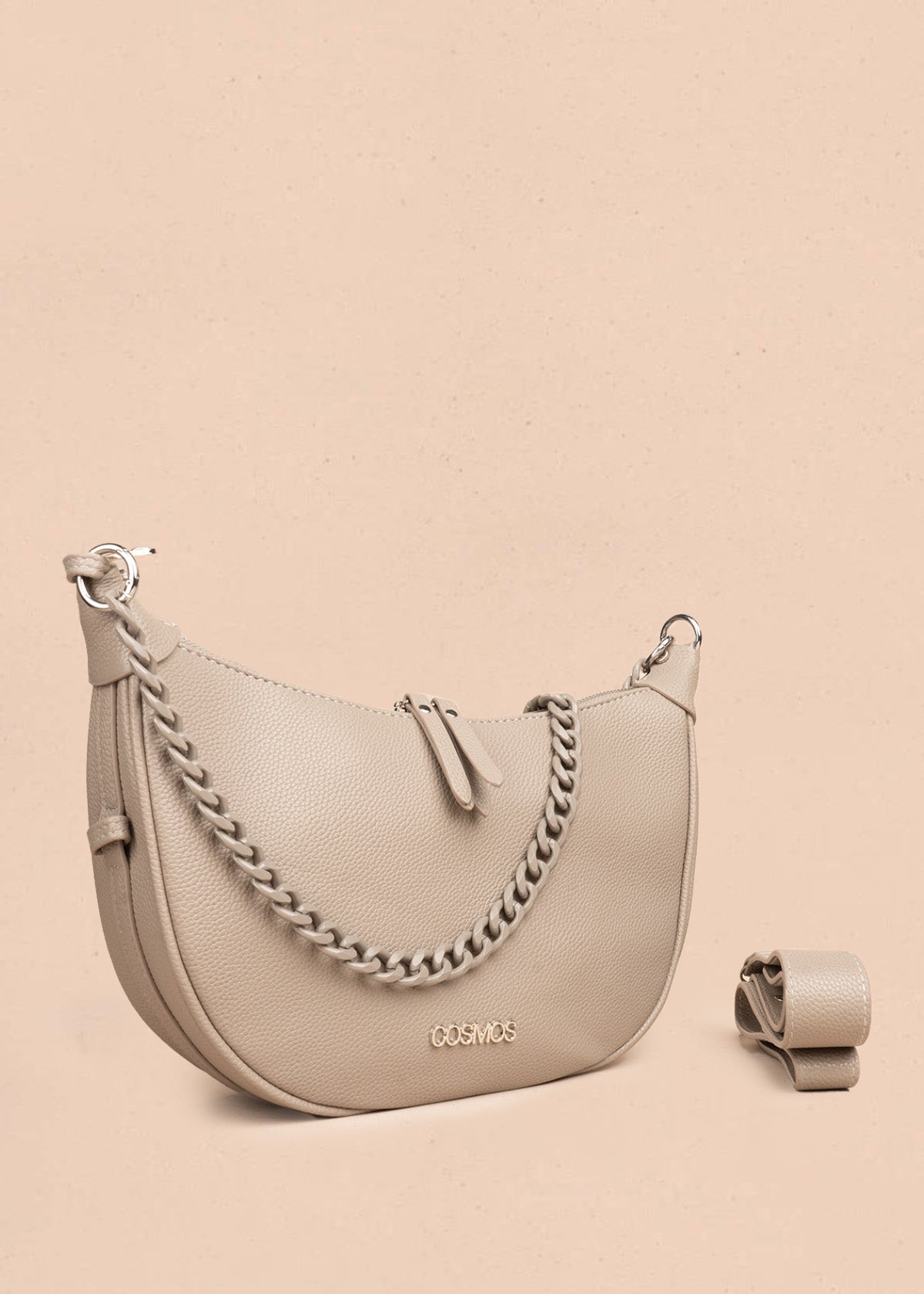 Bolso manos libres color taupe con cadena decorativa 106795