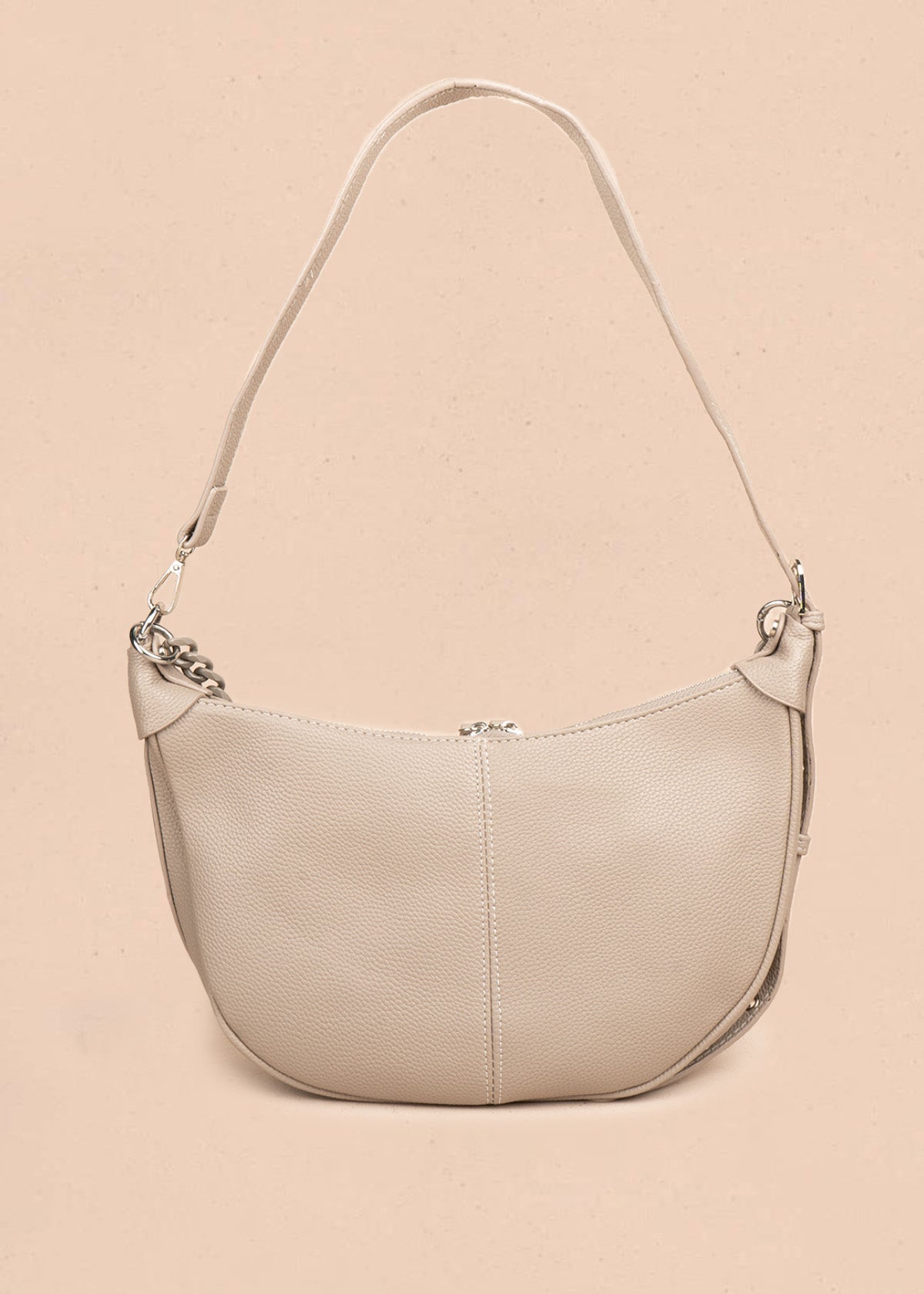 Bolso manos libres color taupe con cadena decorativa 106795