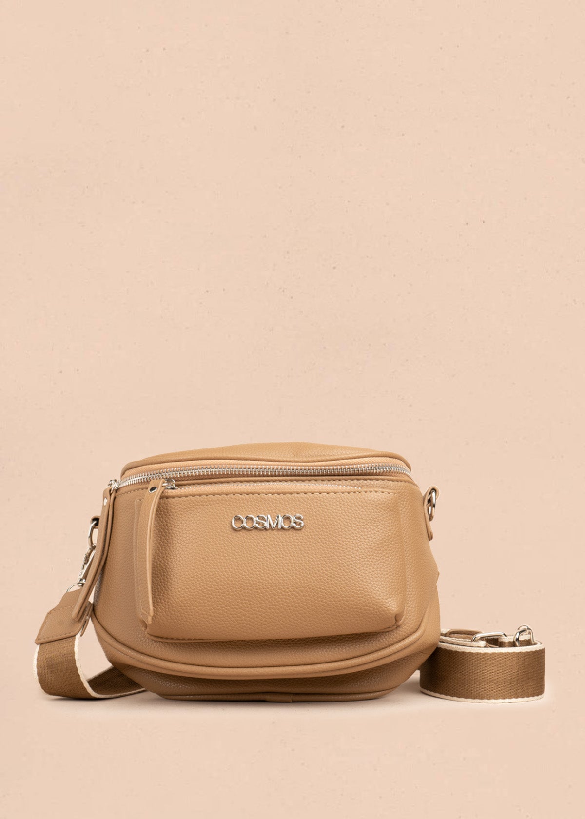 Riñonera color camel con bolsillo frontal y correa ajustable 106804