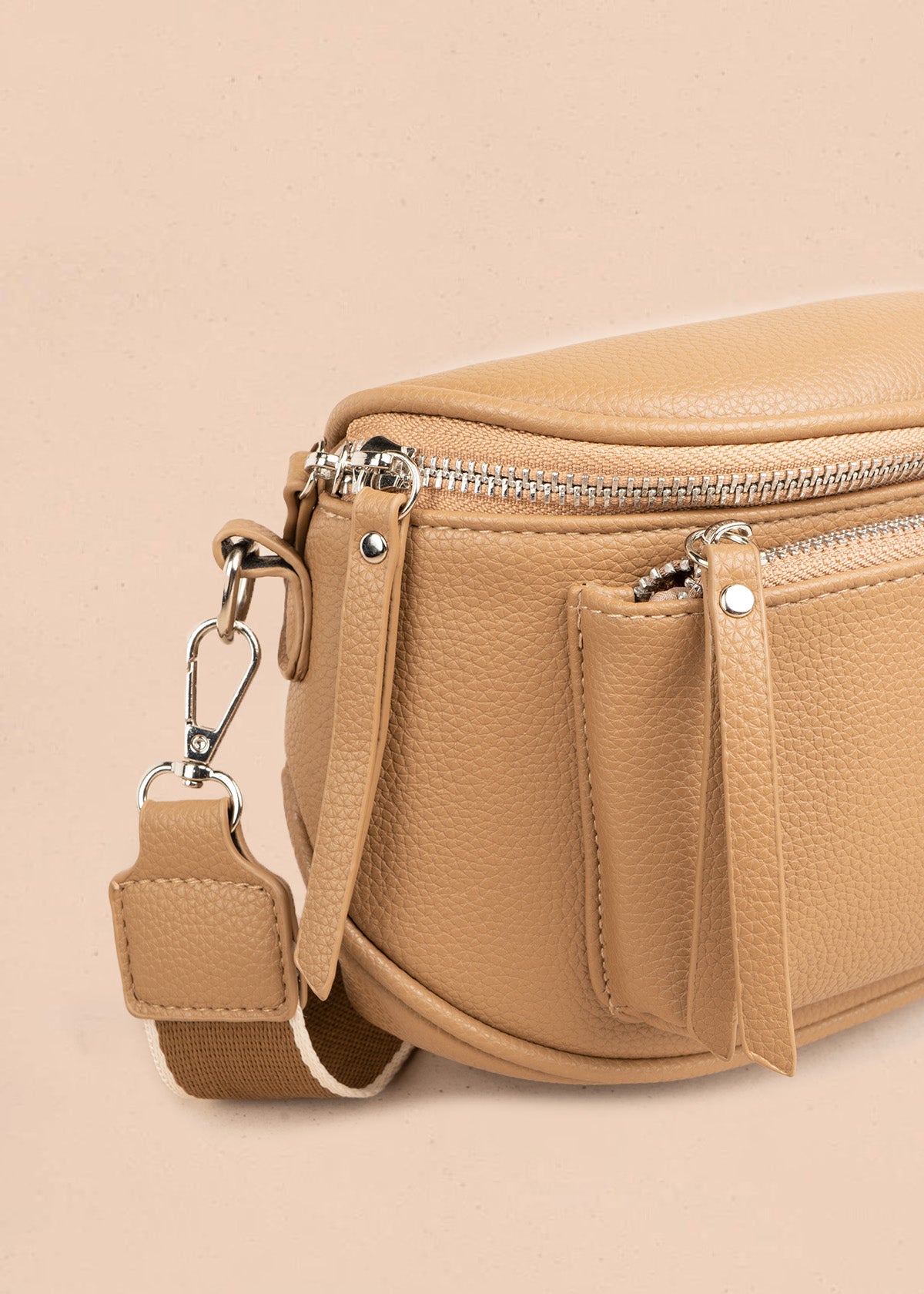 Riñonera color camel con bolsillo frontal y correa ajustable 106804