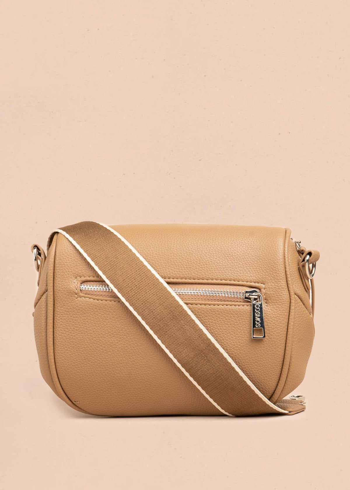 Riñonera color camel con bolsillo frontal y correa ajustable 106804