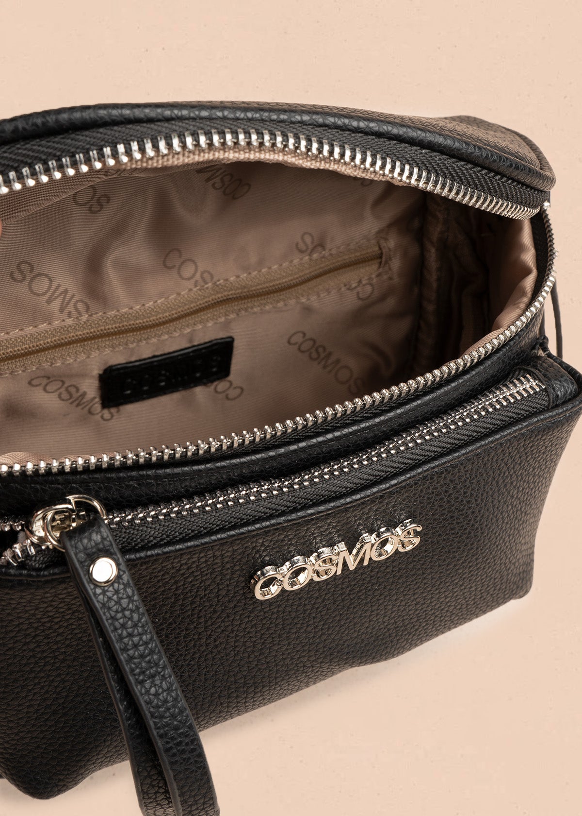 Riñonera color negro con bolsillo frontal y correa ajustable 106804