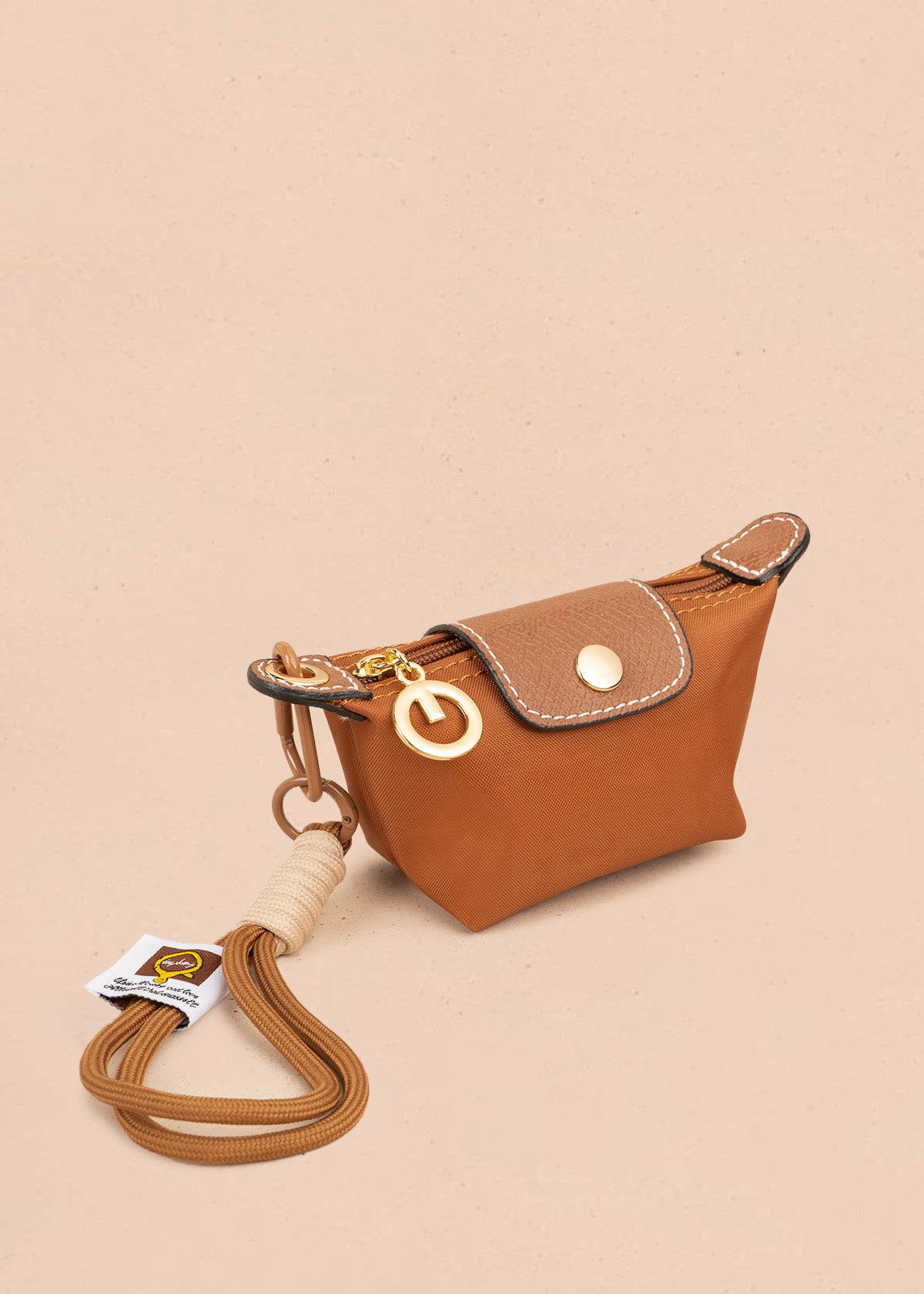 Monedero color miel con solapa decorativa 106805