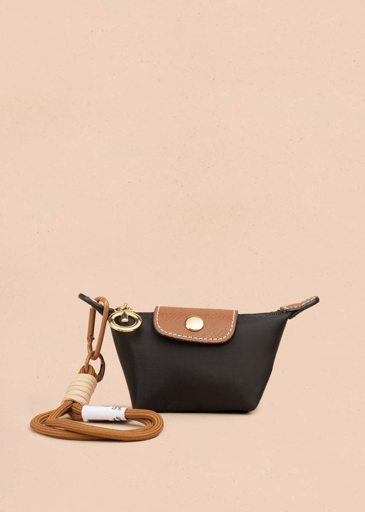 Monedero color negro con solapa decorativa 106805